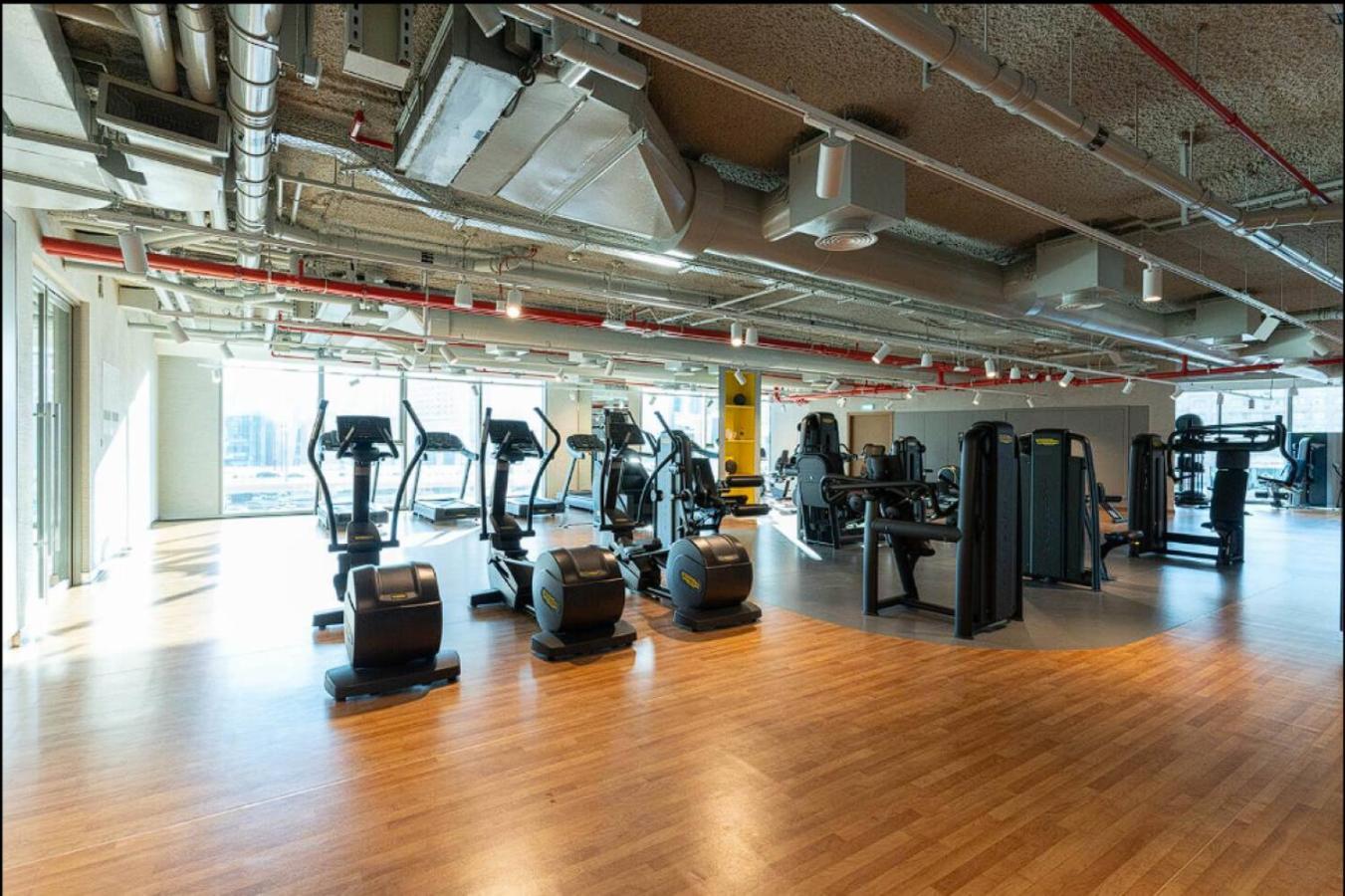 Luxury 3 Bedroom Corner - Stunning 270 Degrees Views - Burj & Fountain Views! 3 Balconies, 5 Minute Walk To Mall, Great Gym, Yoga Dubai