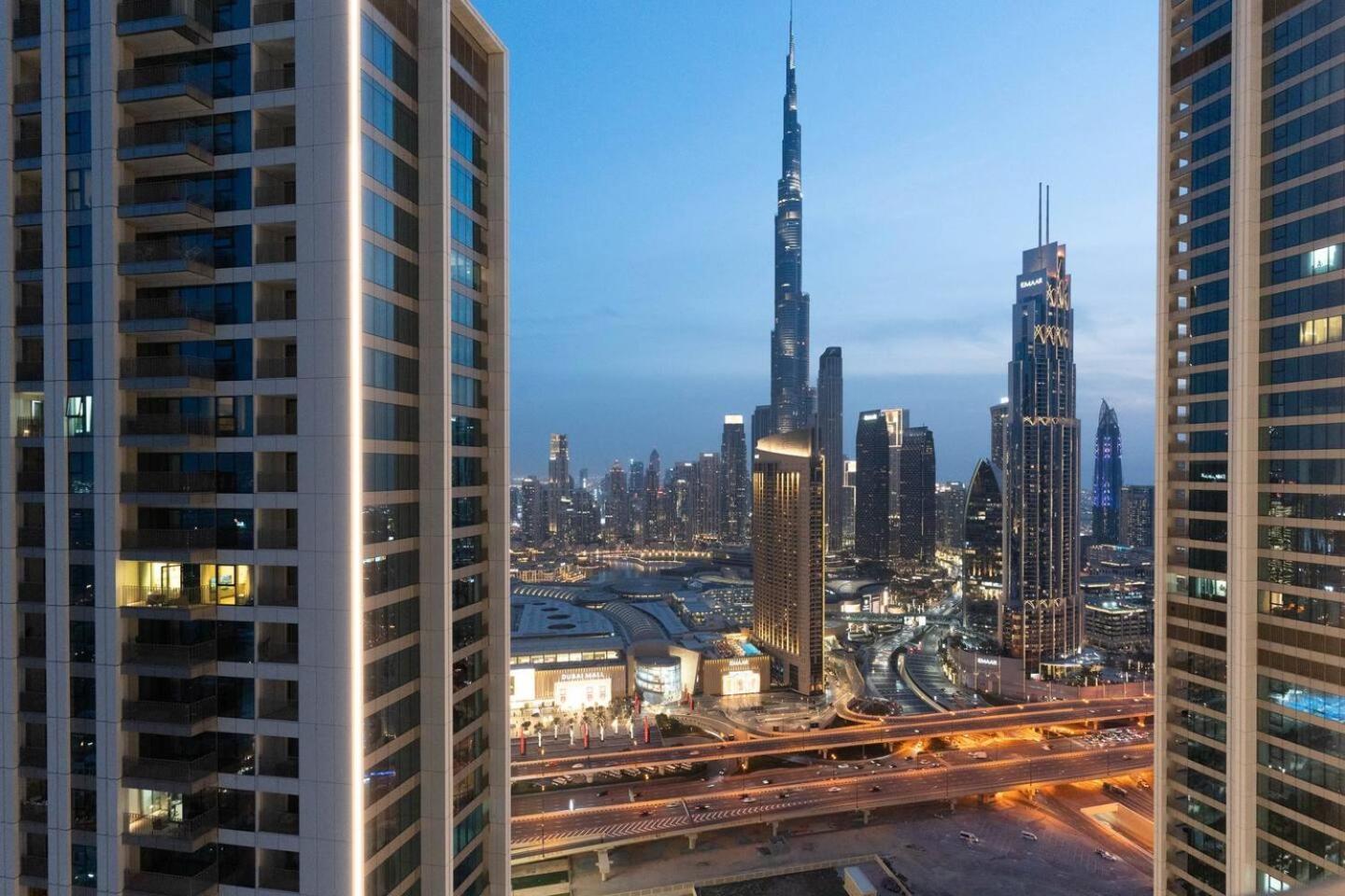 Luxury 3 Bedroom Corner - Stunning 270 Degrees Views - Burj & Fountain Views! 3 Balconies, 5 Minute Walk To Mall, Great Gym, Yoga Apartment *