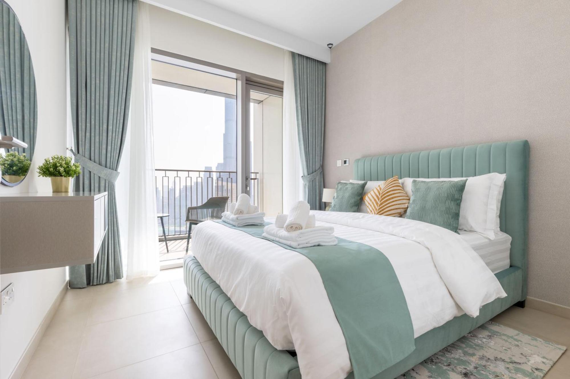 Apartment Luxury 3 Bedroom Corner - Stunning 270 Degrees Views - Burj & Fountain Views! 3 Balconies, 5 Minute Walk To Mall, Great Gym, Yoga