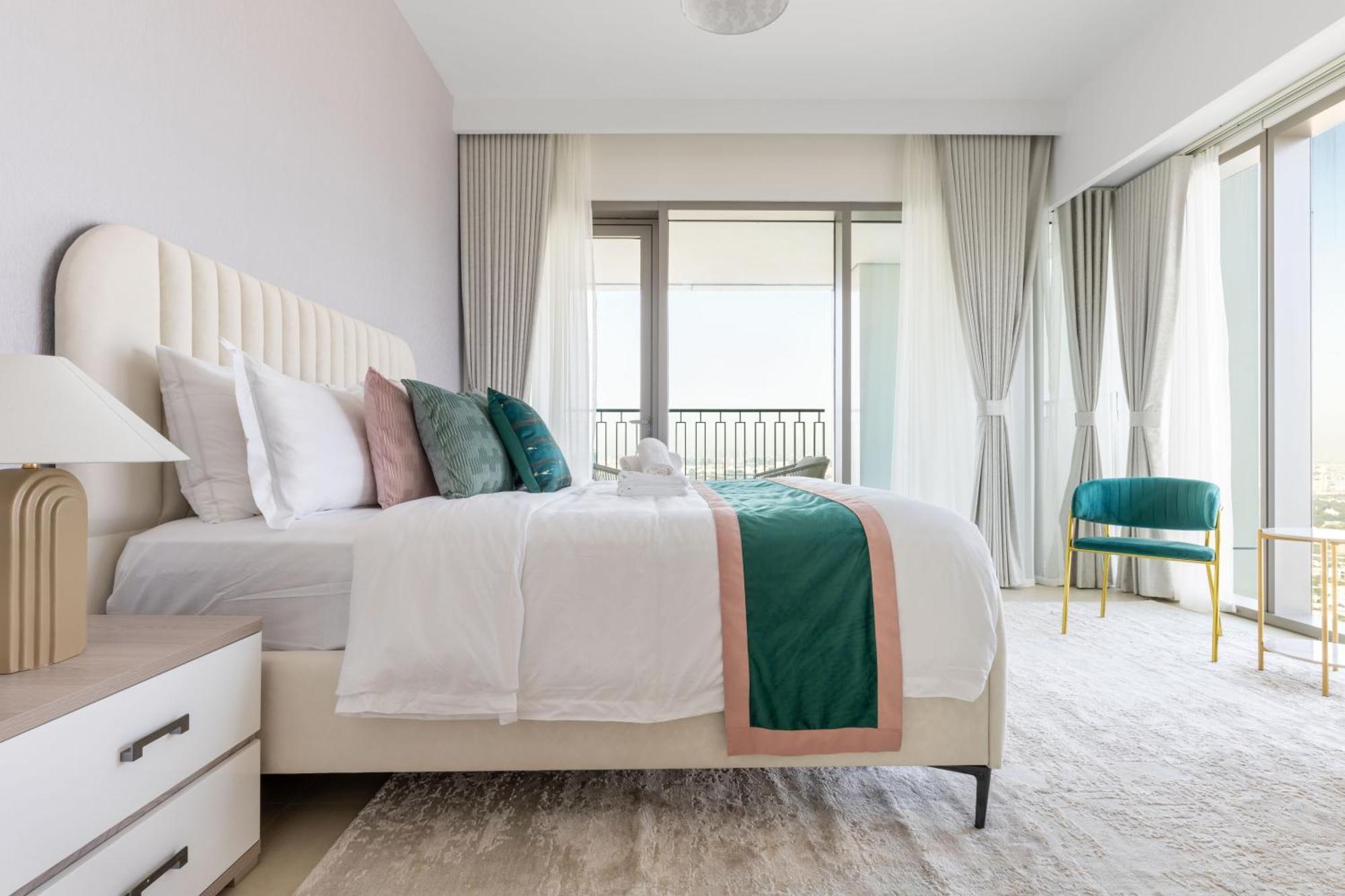 Luxury 3 Bedroom Corner - Stunning 270 Degrees Views - Burj & Fountain Views! 3 Balconies, 5 Minute Walk To Mall, Great Gym, Yoga Apartment Dubai