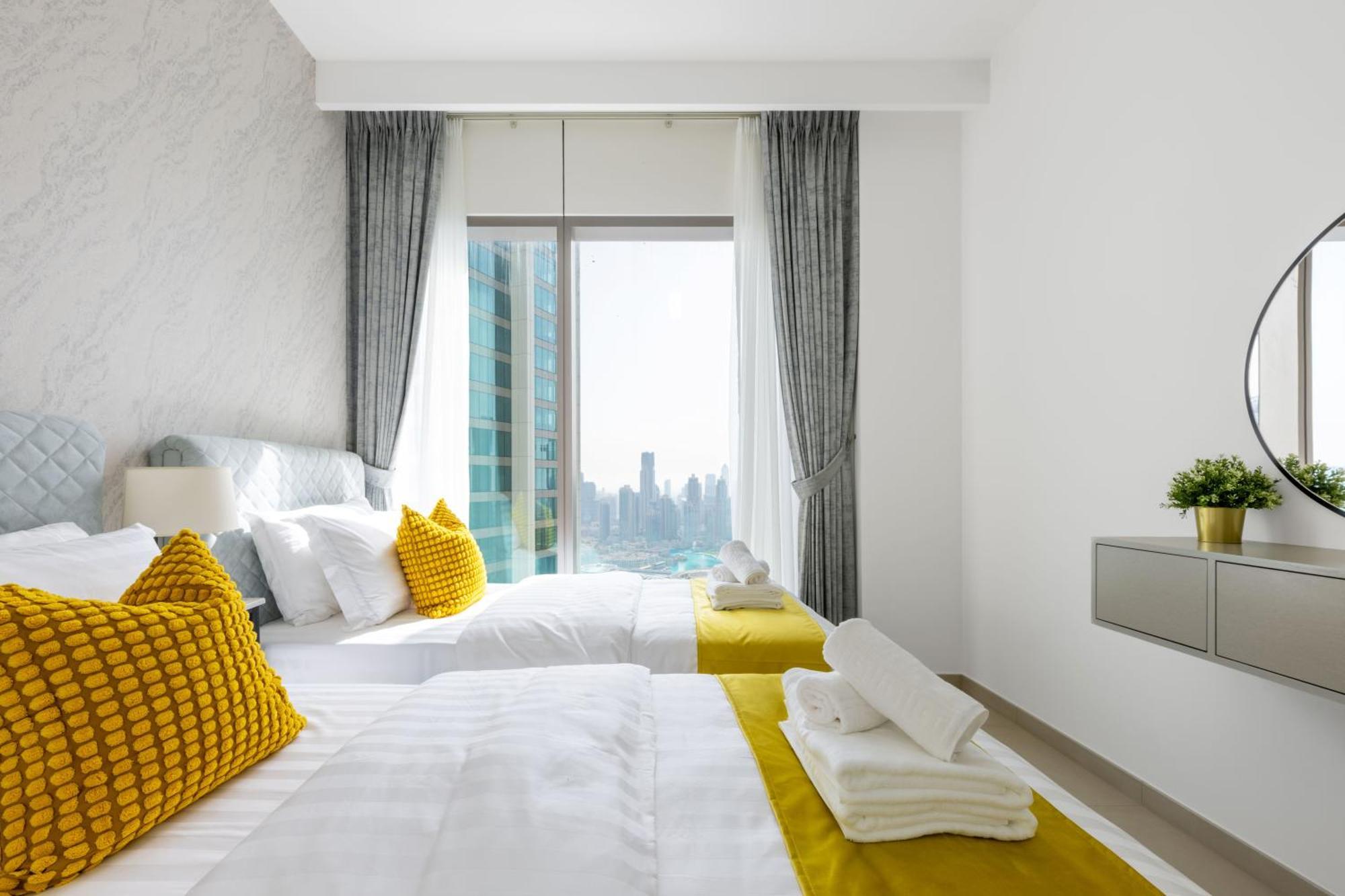 Luxury 3 Bedroom Corner - Stunning 270 Degrees Views - Burj & Fountain Views! 3 Balconies, 5 Minute Walk To Mall, Great Gym, Yoga * Dubai