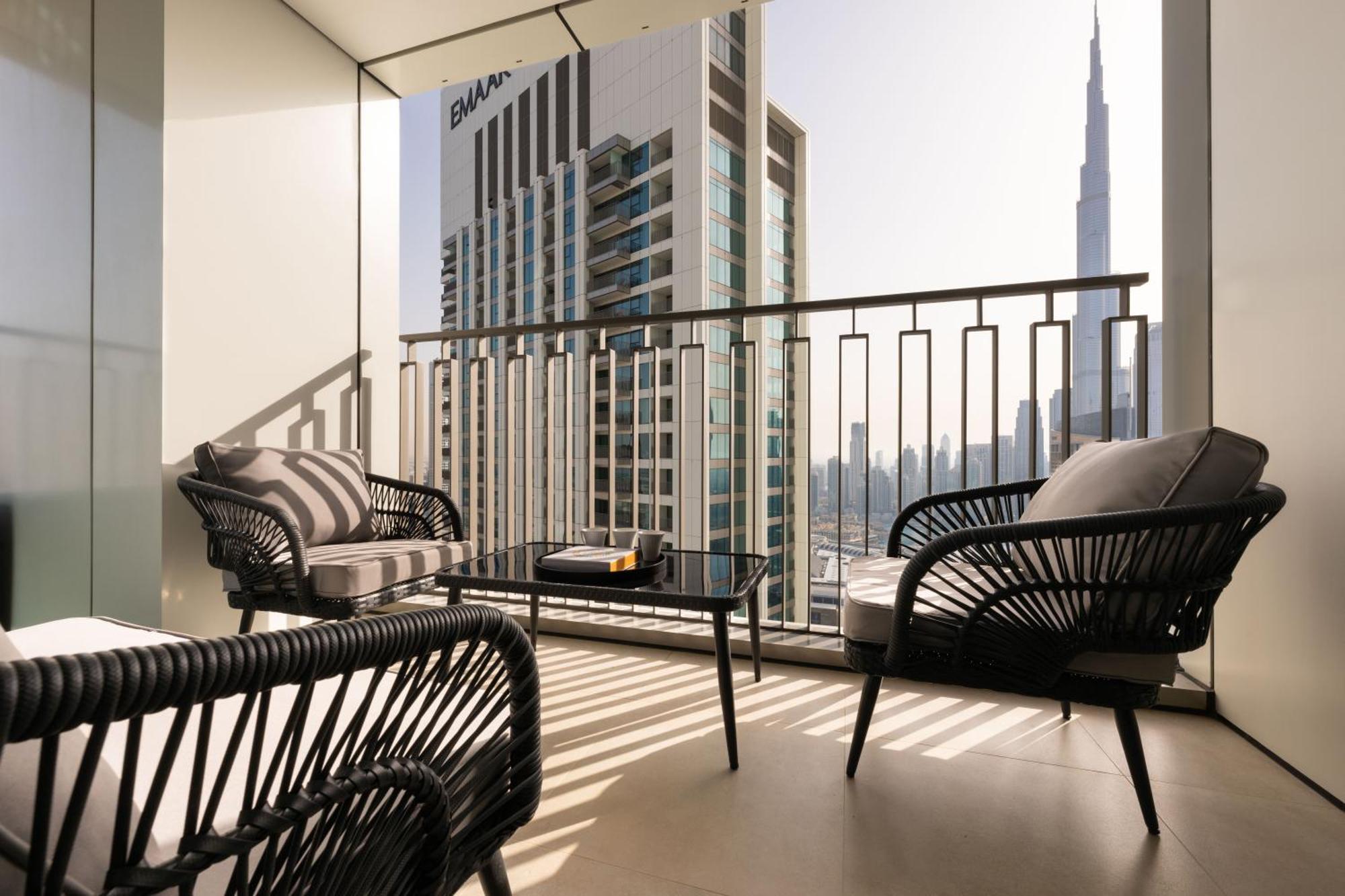 Luxury 3 Bedroom Corner - Stunning 270 Degrees Views - Burj & Fountain Views! 3 Balconies, 5 Minute Walk To Mall, Great Gym, Yoga Dubai