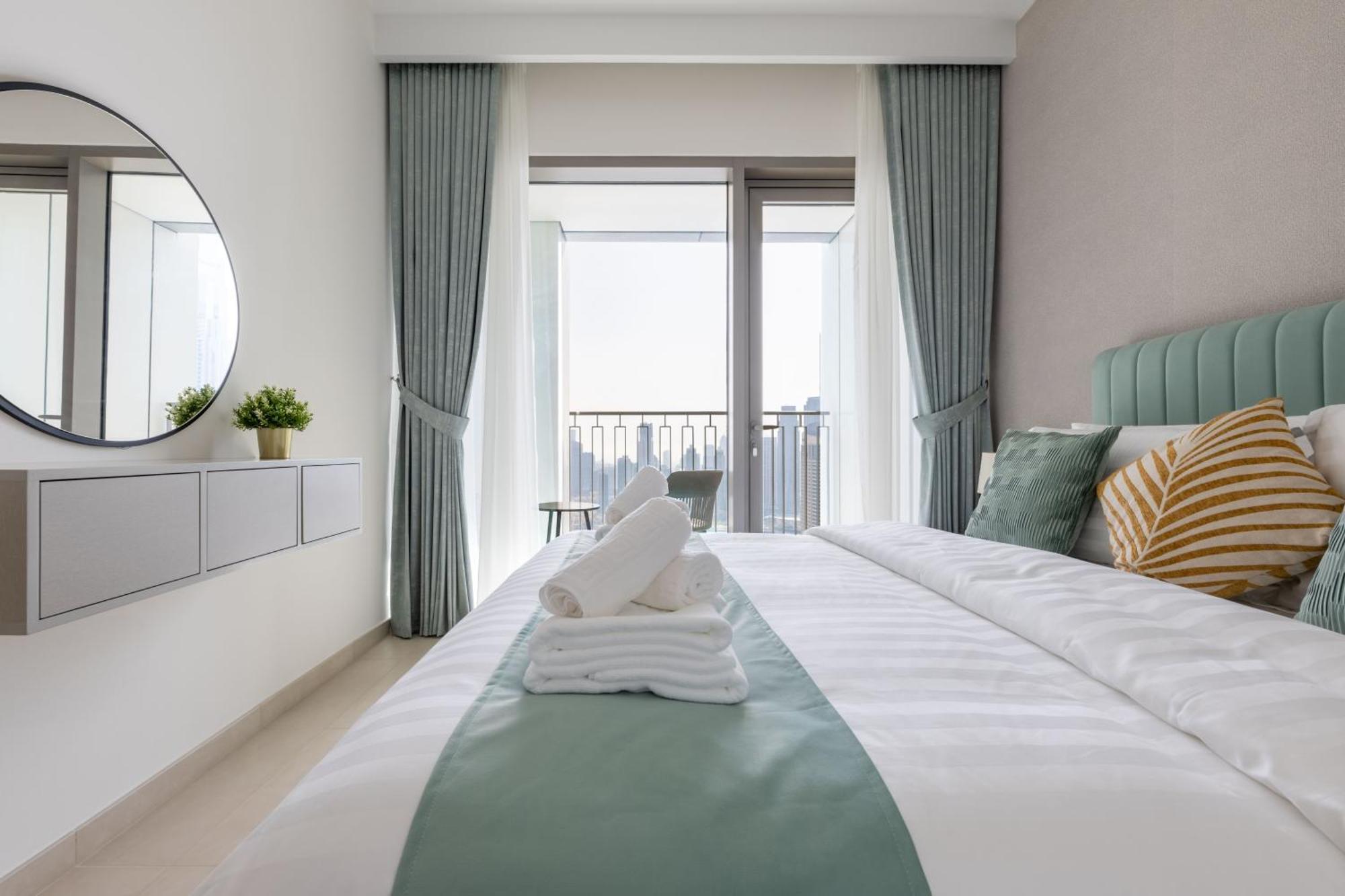 Apartment Luxury 3 Bedroom Corner - Stunning 270 Degrees Views - Burj & Fountain Views! 3 Balconies, 5 Minute Walk To Mall, Great Gym, Yoga