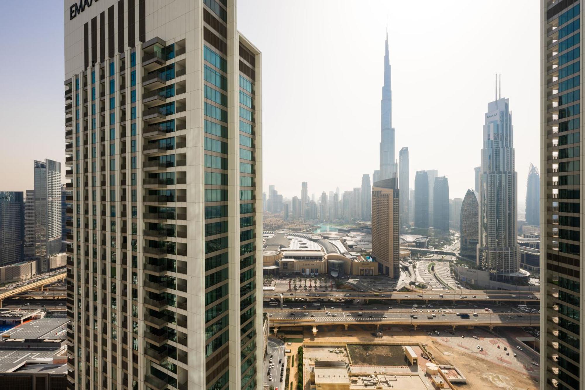 Luxury 3 Bedroom Corner - Stunning 270 Degrees Views - Burj & Fountain Views! 3 Balconies, 5 Minute Walk To Mall, Great Gym, Yoga Apartment Dubai
