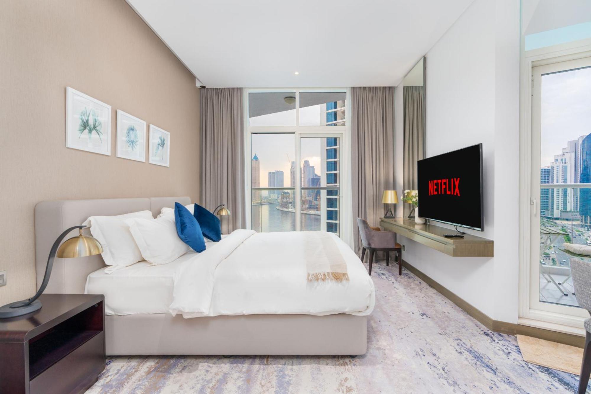 Spacious Luxe Family With Canal & Burj Khalifa View Apartment *