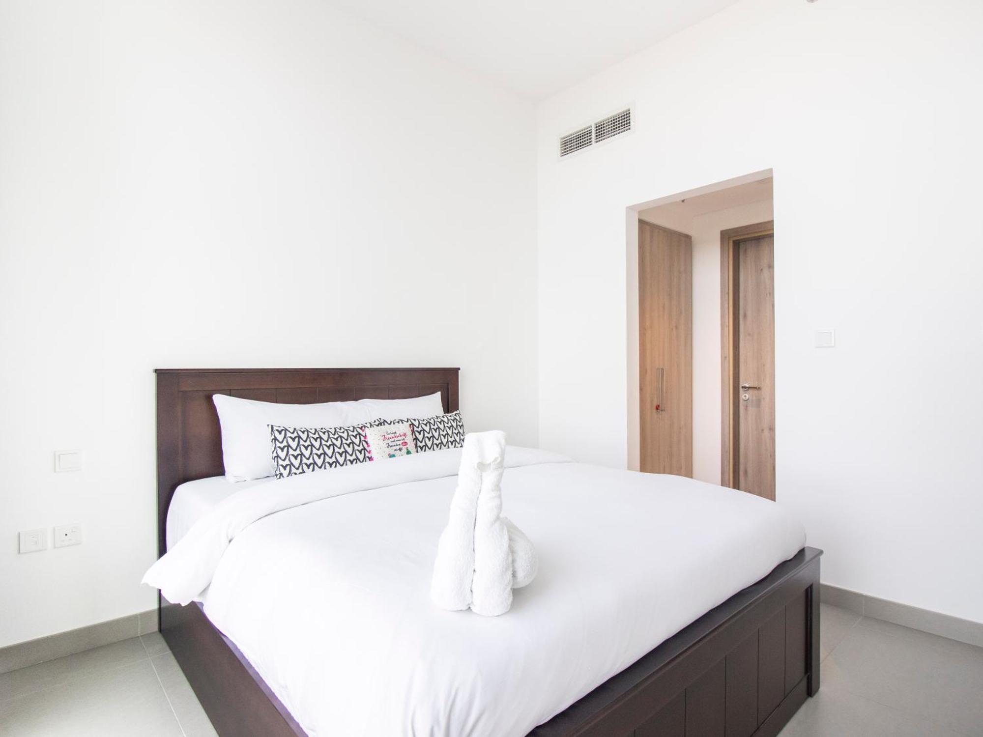 Luxury 1br Getaway: Steps From Hills Park Dubai