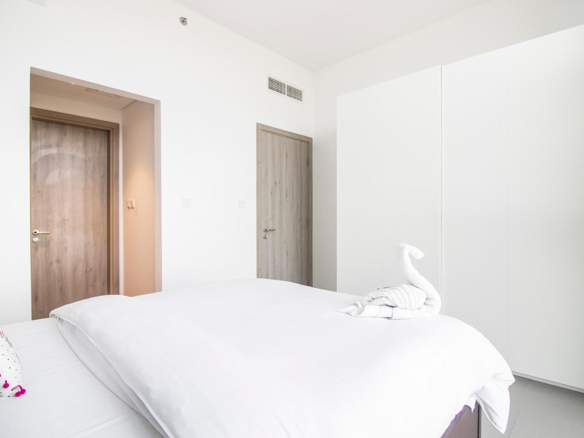 Apartment Luxury 1br Getaway: Steps From Hills Park Dubai