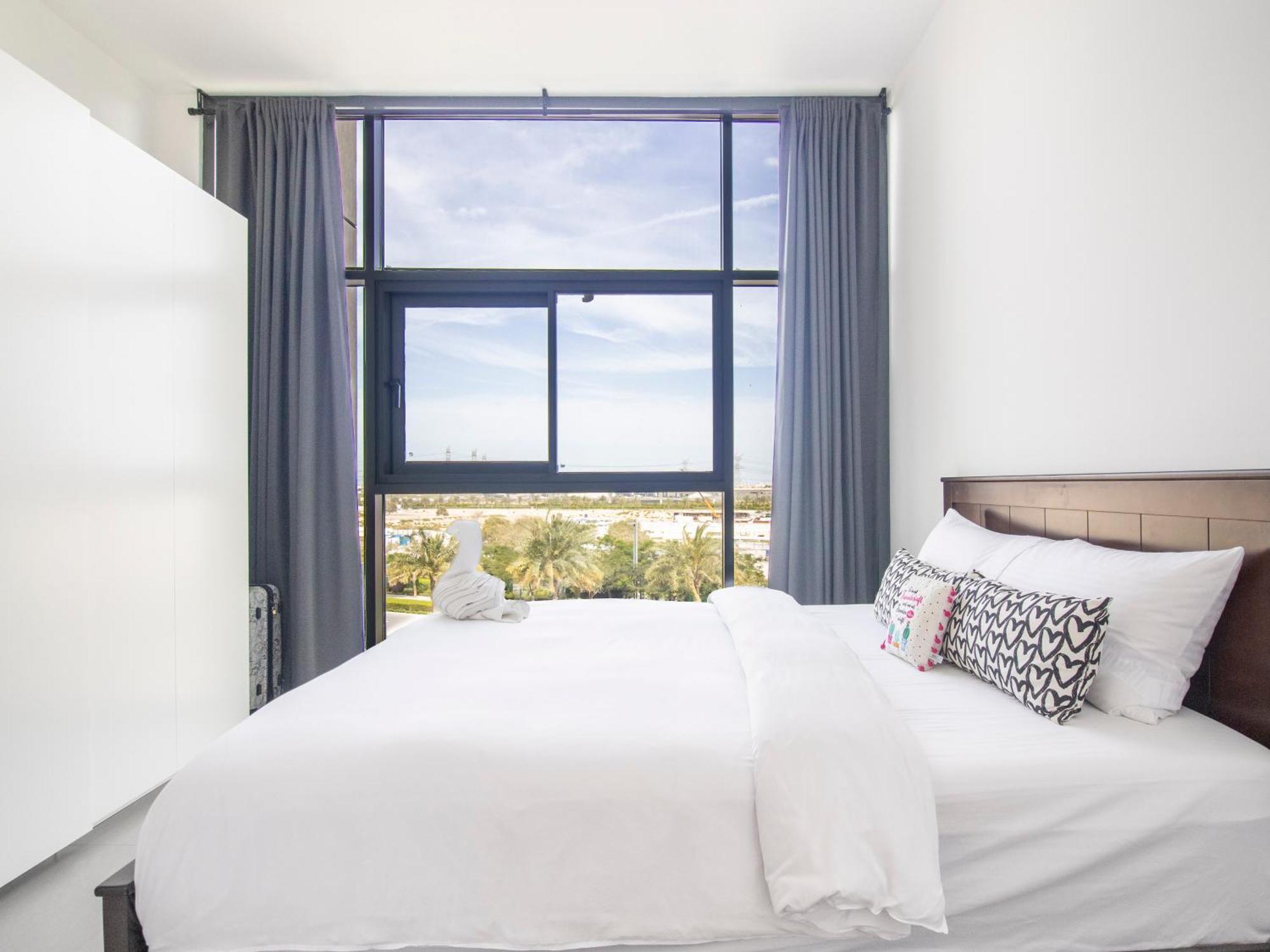 Luxury 1br Getaway: Steps From Hills Park Apartment Dubai