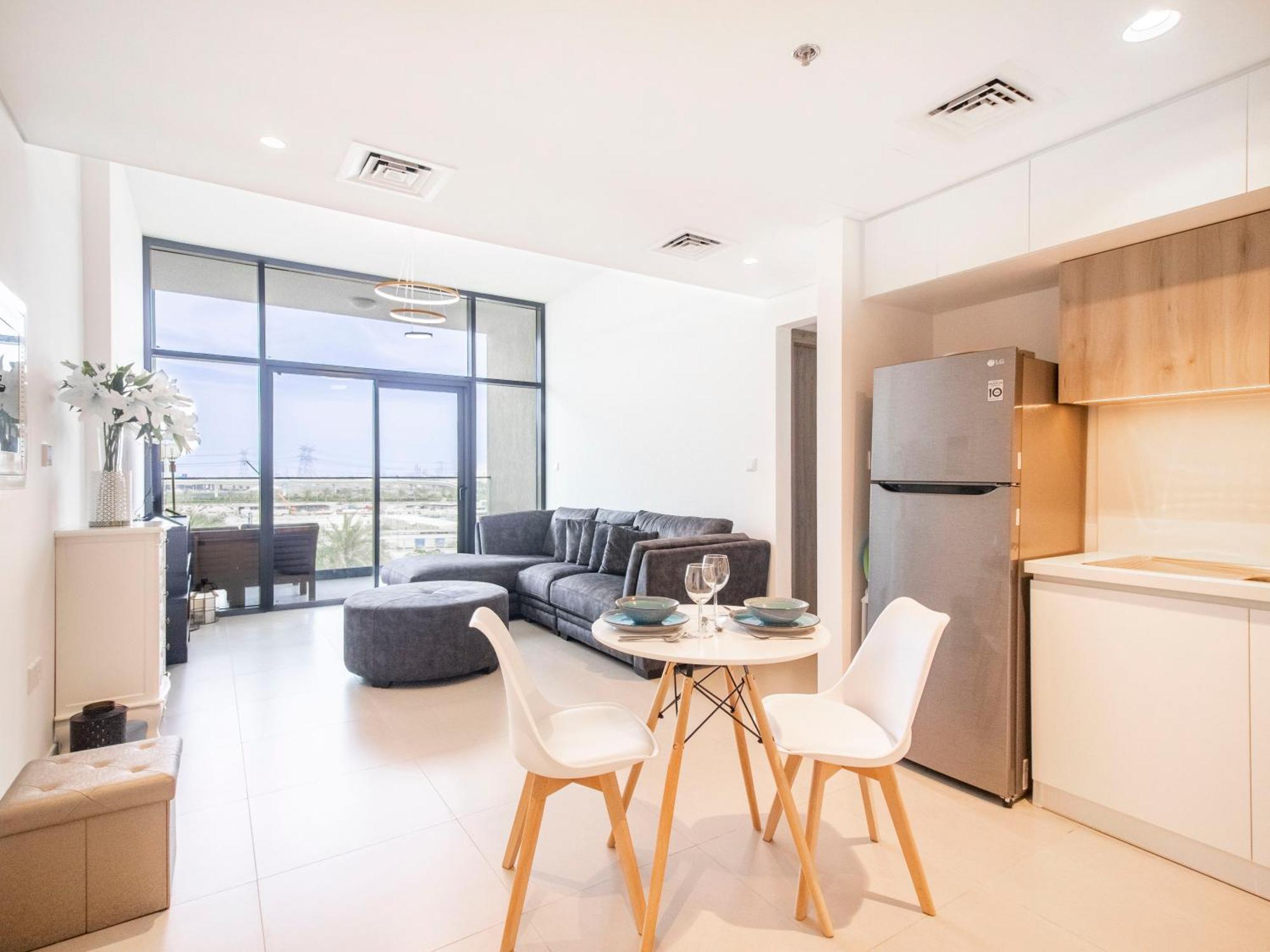 Luxury 1br Getaway: Steps From Hills Park Dubai