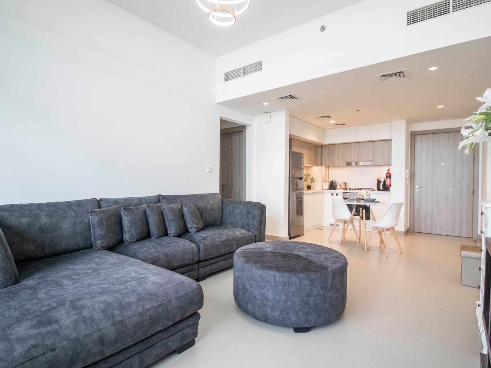 Luxury 1br Getaway: Steps From Hills Park * Dubai