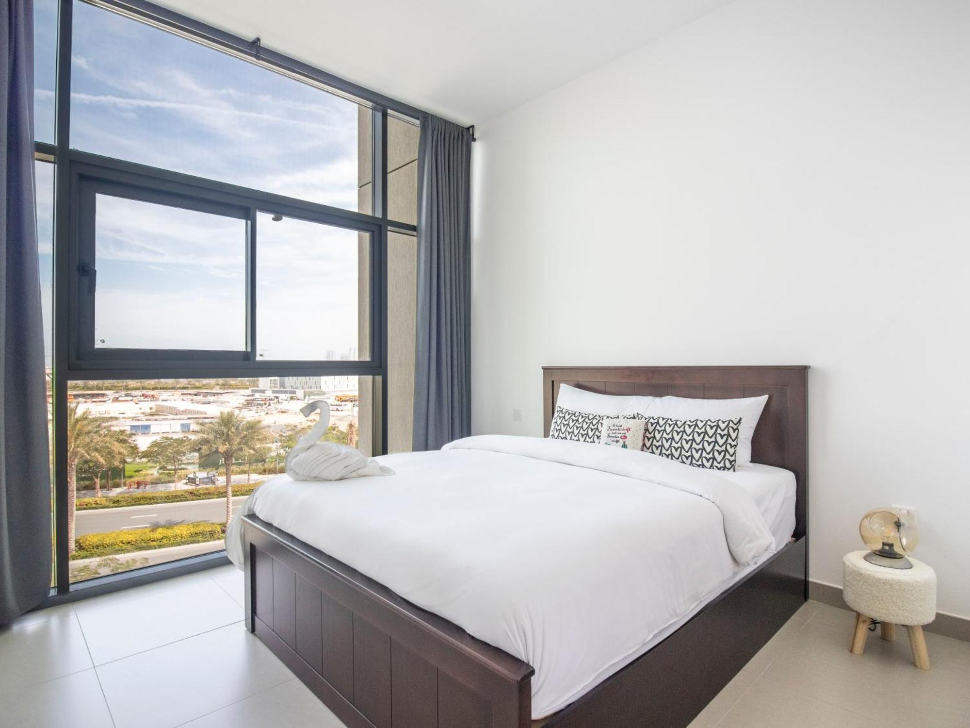Luxury 1br Getaway: Steps From Hills Park Apartment Dubai