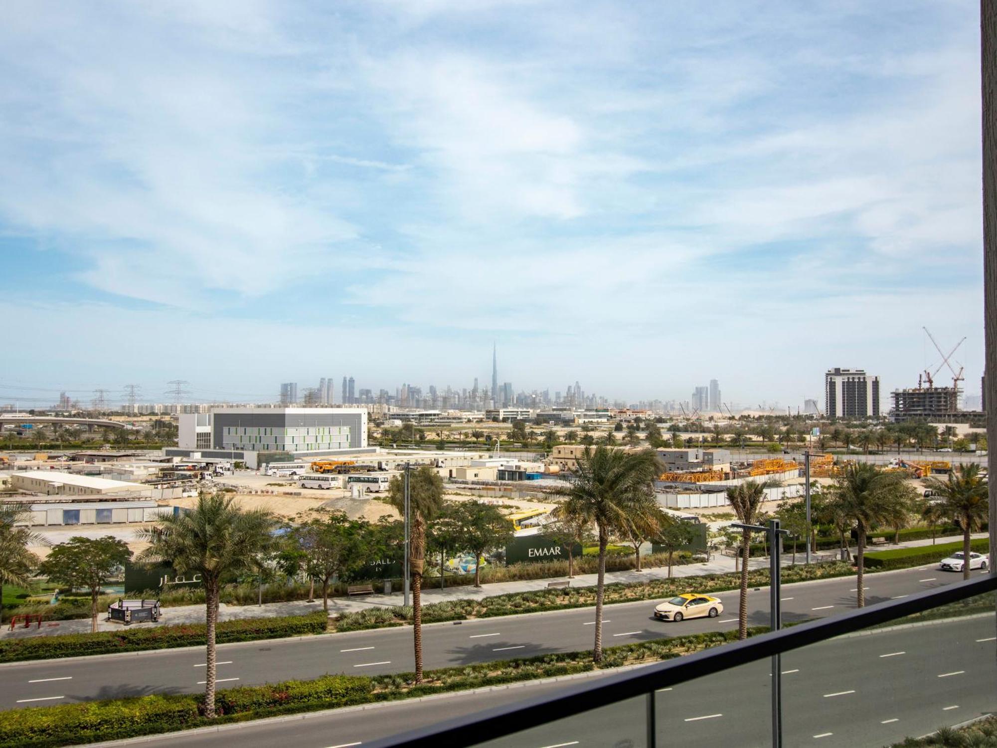 Luxury 1br Getaway: Steps From Hills Park * Dubai