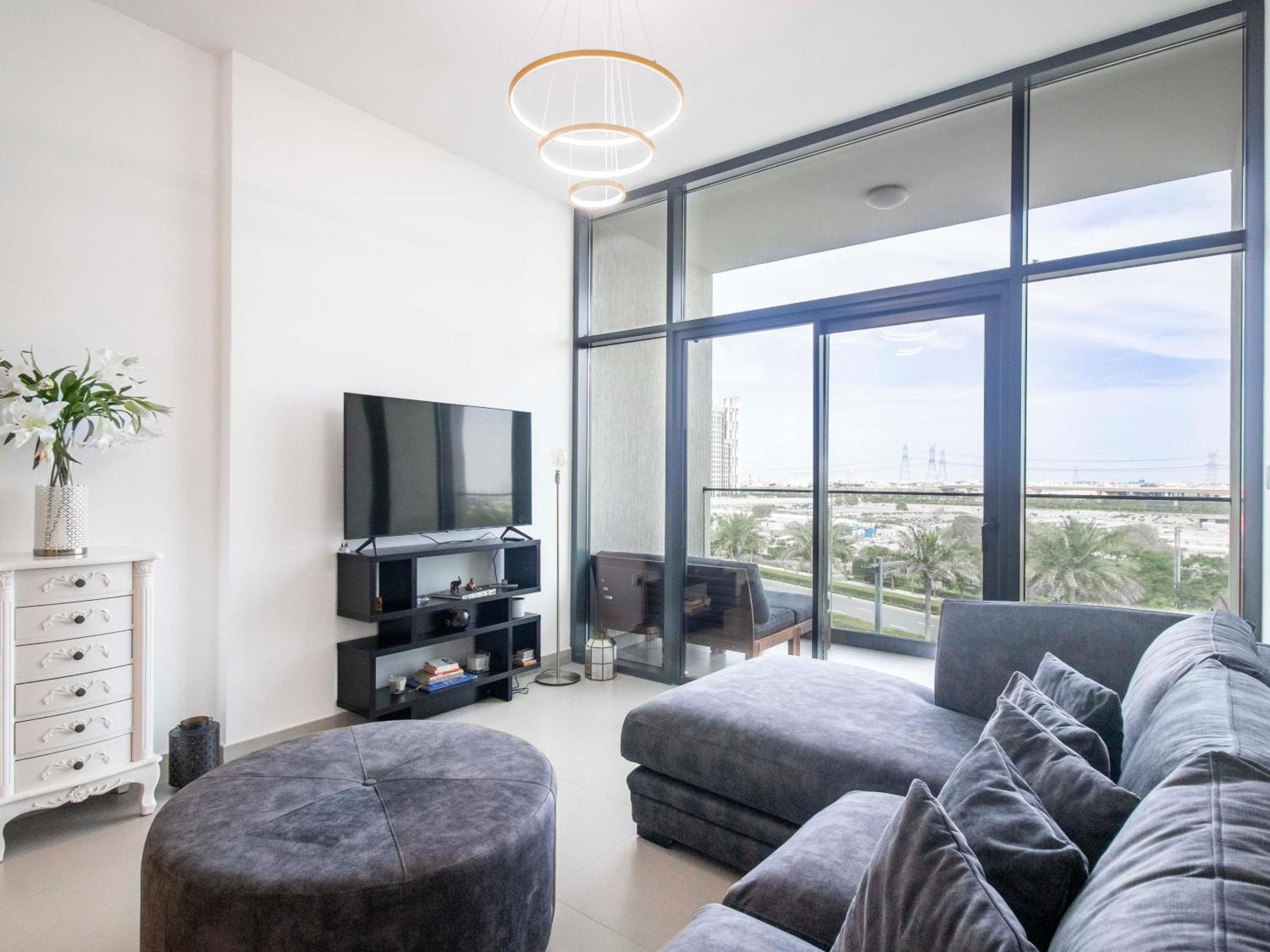Luxury 1br Getaway: Steps From Hills Park Apartment Dubai