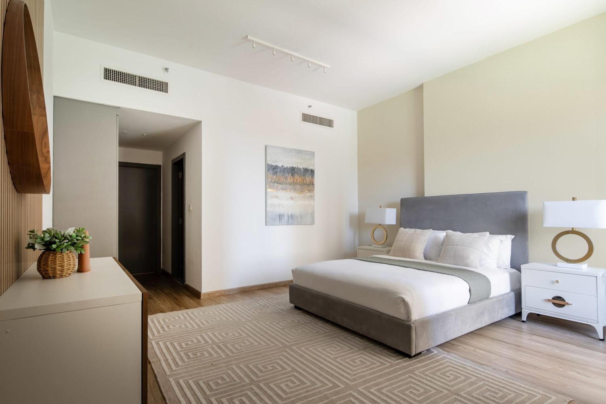 Frank Porter - Rimal 1 Apartment