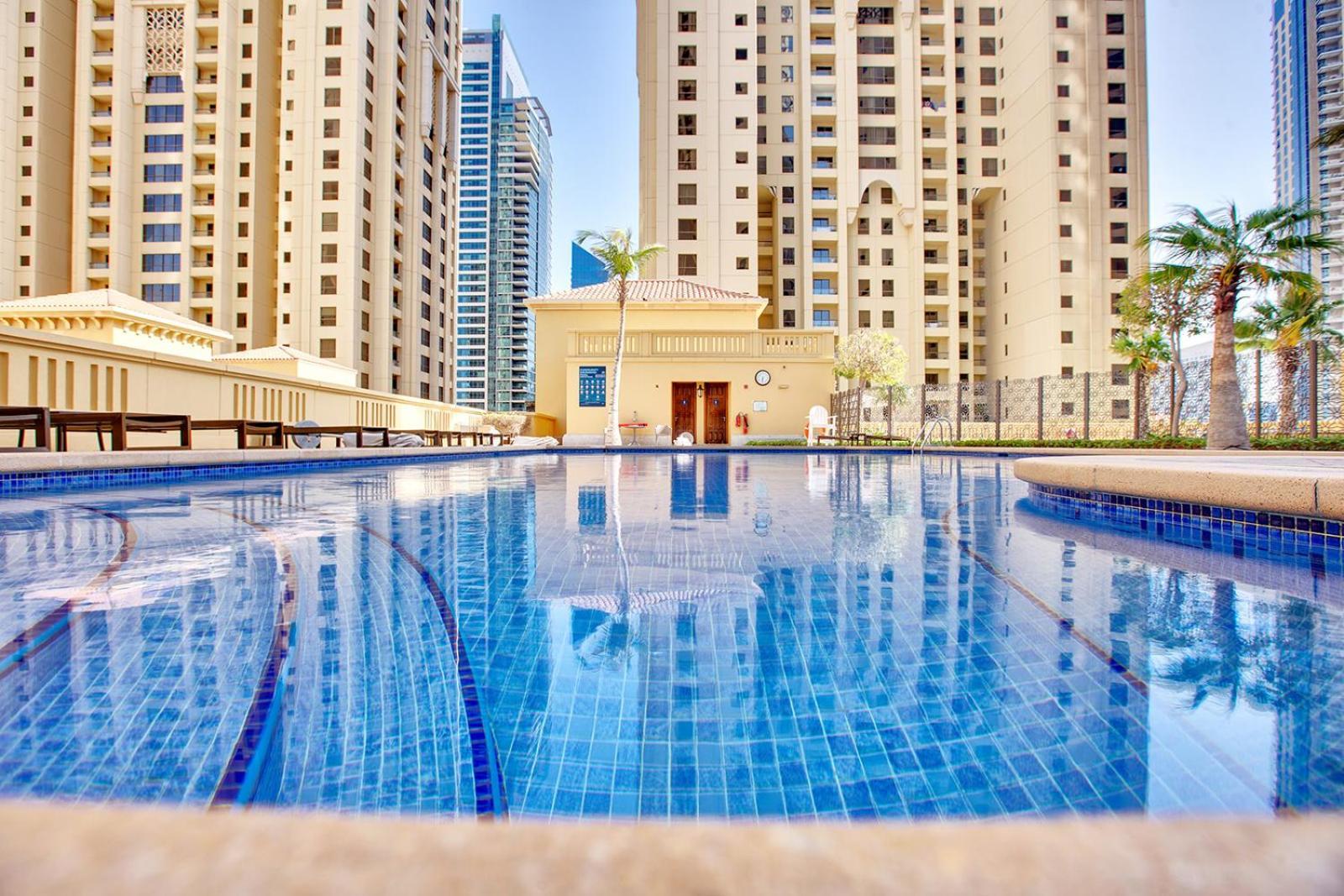 And Comfy In Jbr Apartment