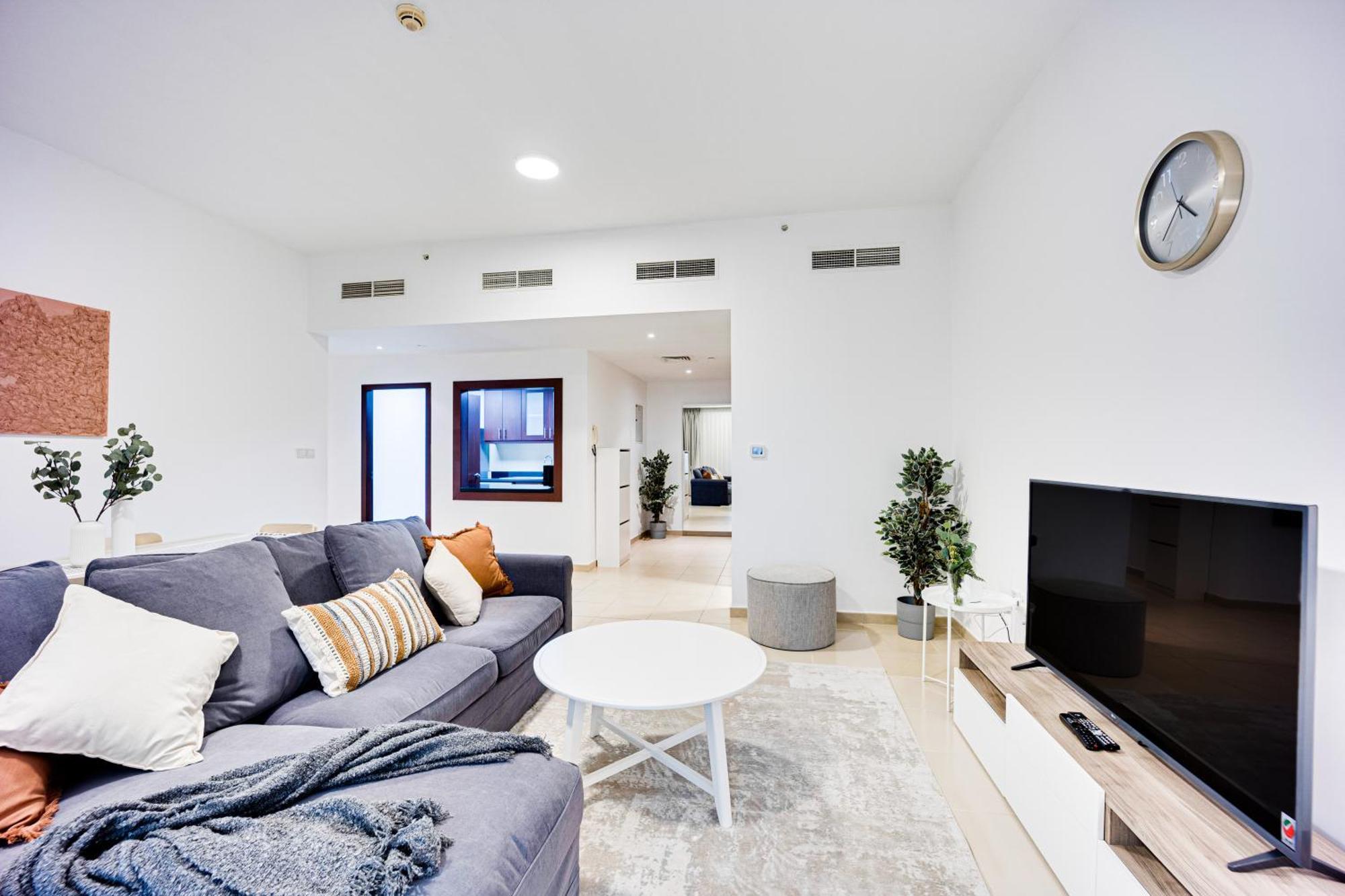 And Comfy In Jbr Apartment *