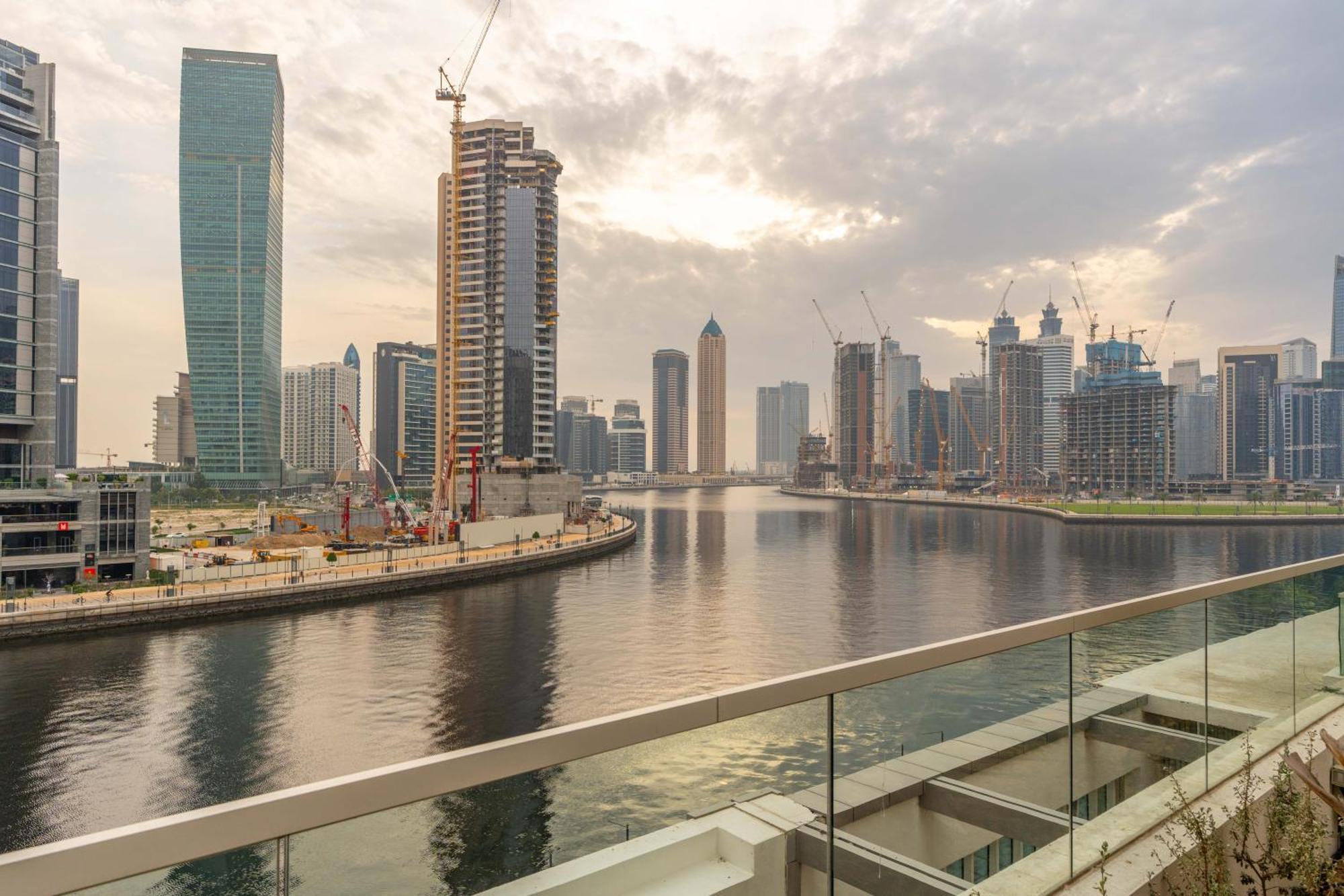 Spacious Luxe Family With Canal & Burj Khalifa View