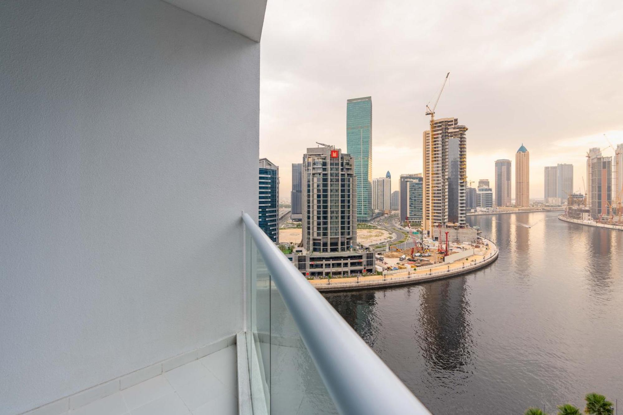 Apartment Spacious Luxe Family With Canal & Burj Khalifa View