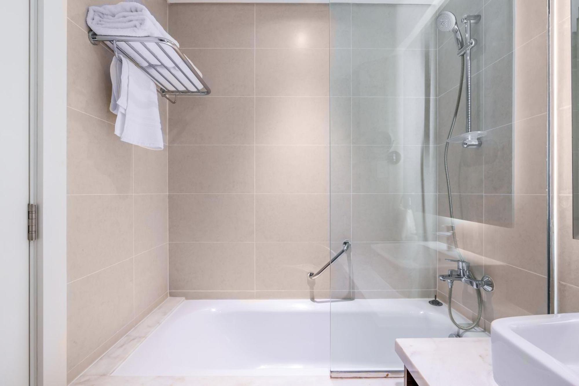 Spacious Luxe Family With Canal & Burj Khalifa View Apartment