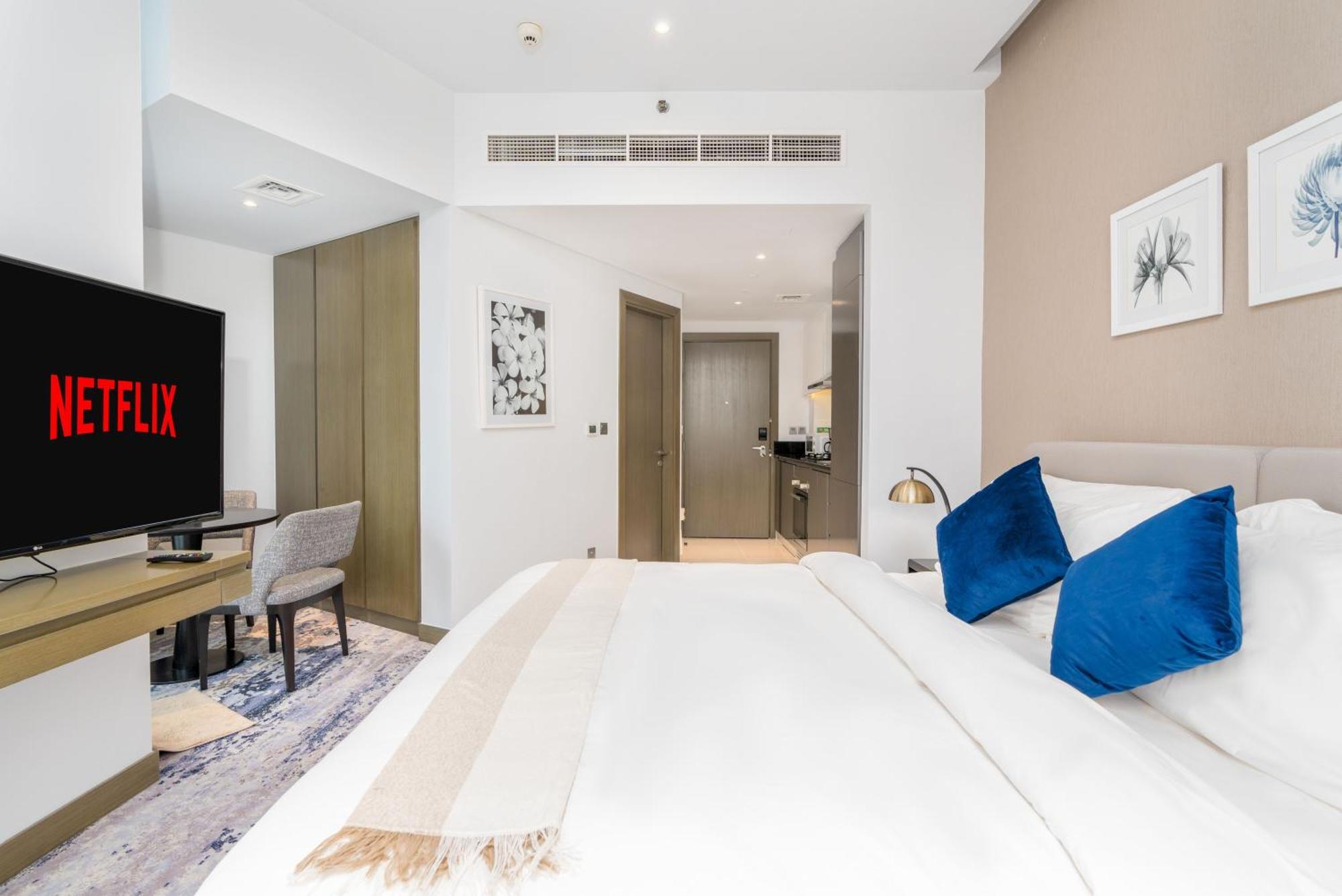 Spacious Luxe Family With Canal & Burj Khalifa View Apartment *