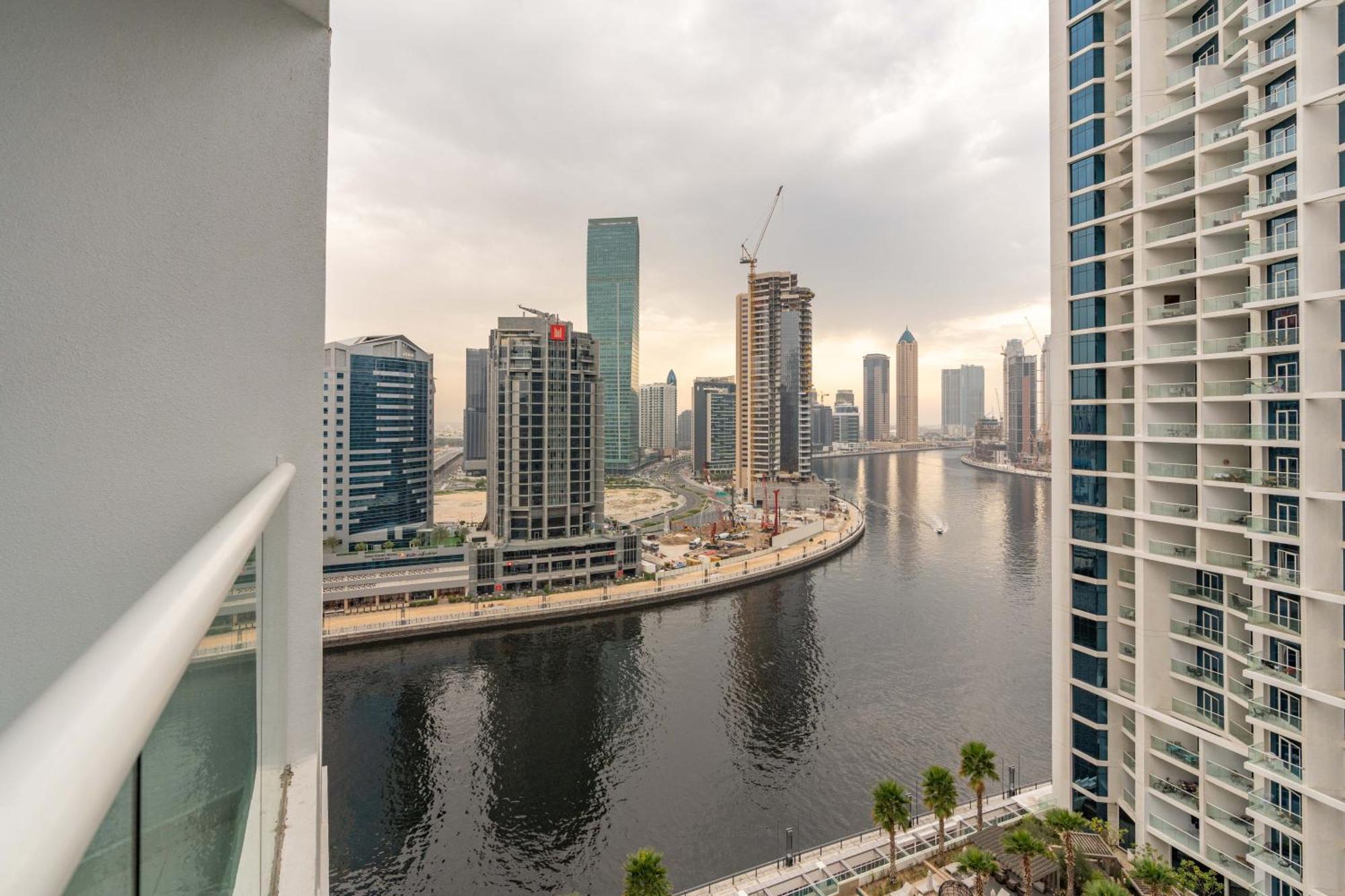Spacious Luxe Family With Canal & Burj Khalifa View Apartment *
