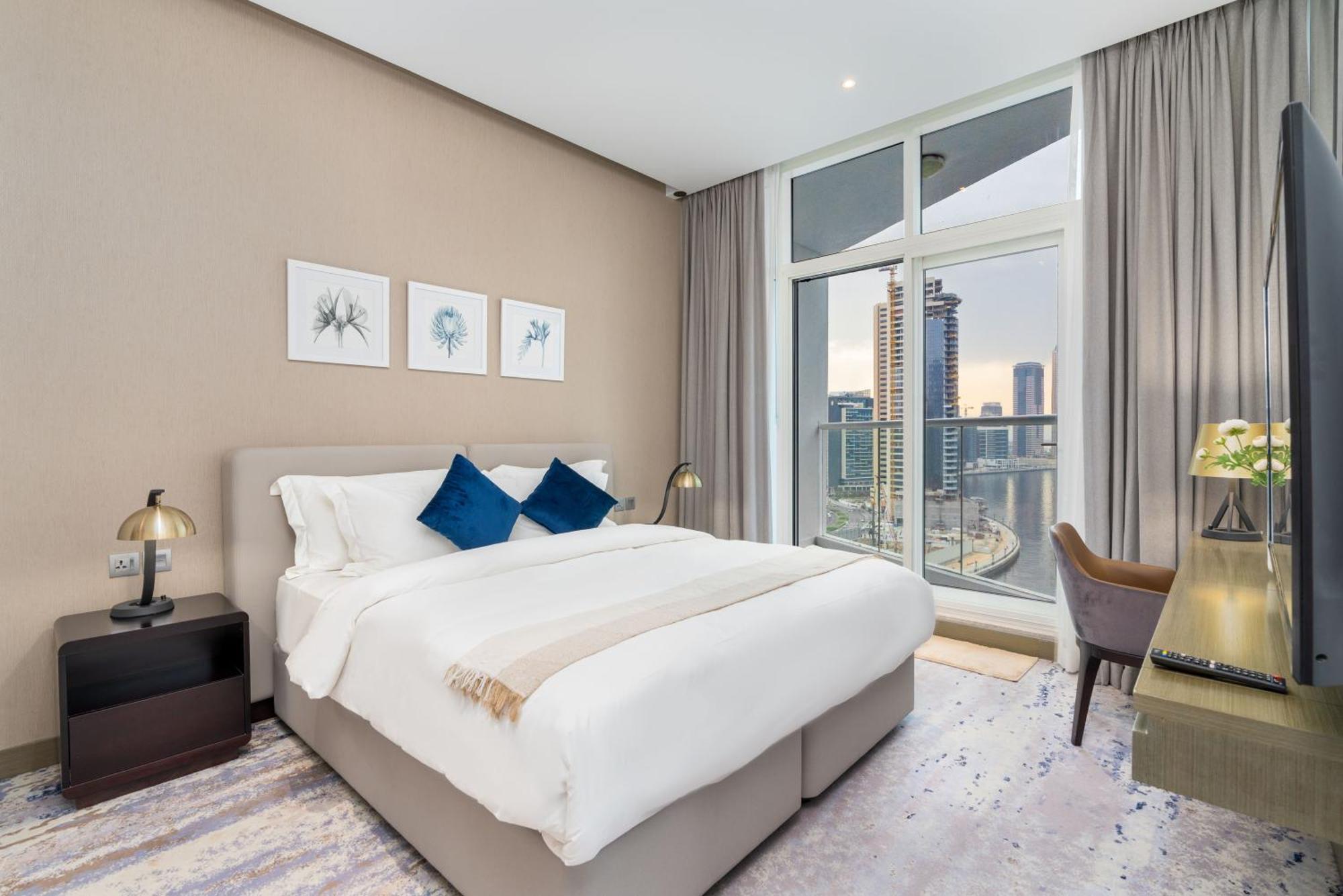 Spacious Luxe Family With Canal & Burj Khalifa View Apartment *