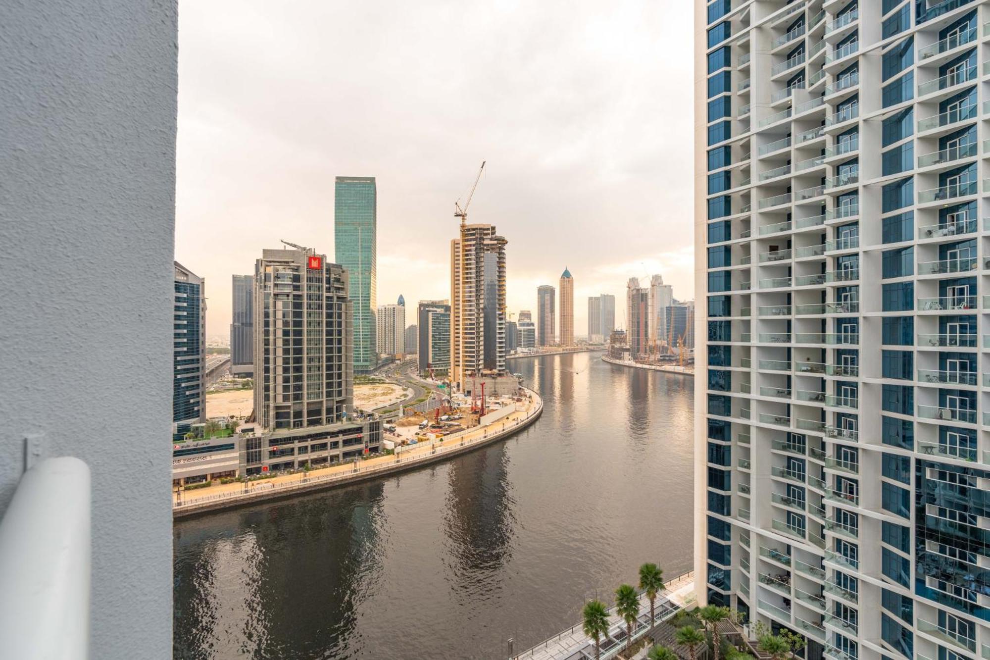 Spacious Luxe Family With Canal & Burj Khalifa View Dubai