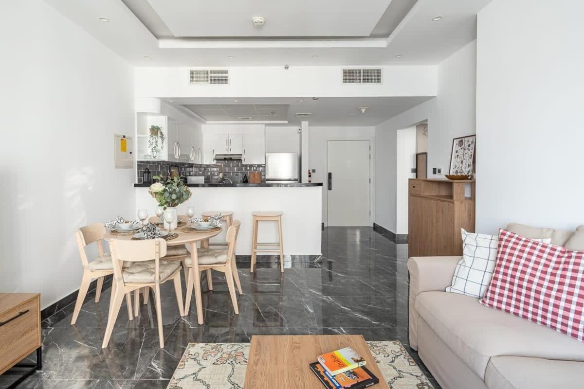 Frank Porter - Burj Al Nujoom Apartment *