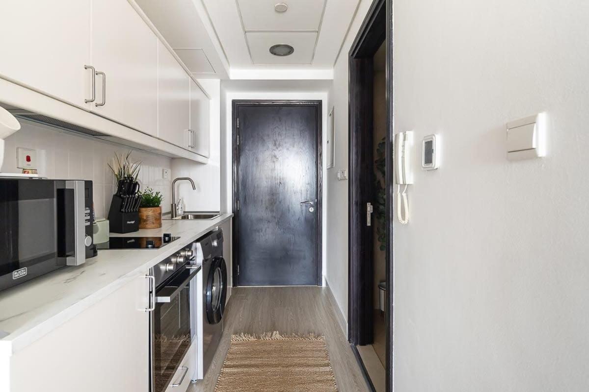 Frank Porter - Goldcrest Views 2 Apartment Dubai
