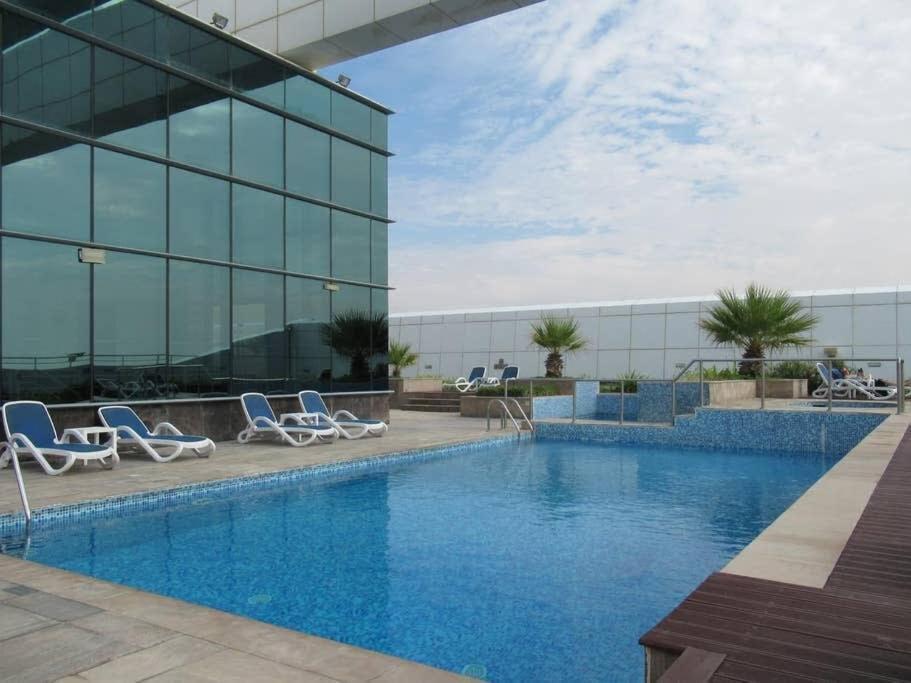 Frank Porter - Goldcrest Views 2 * Dubai