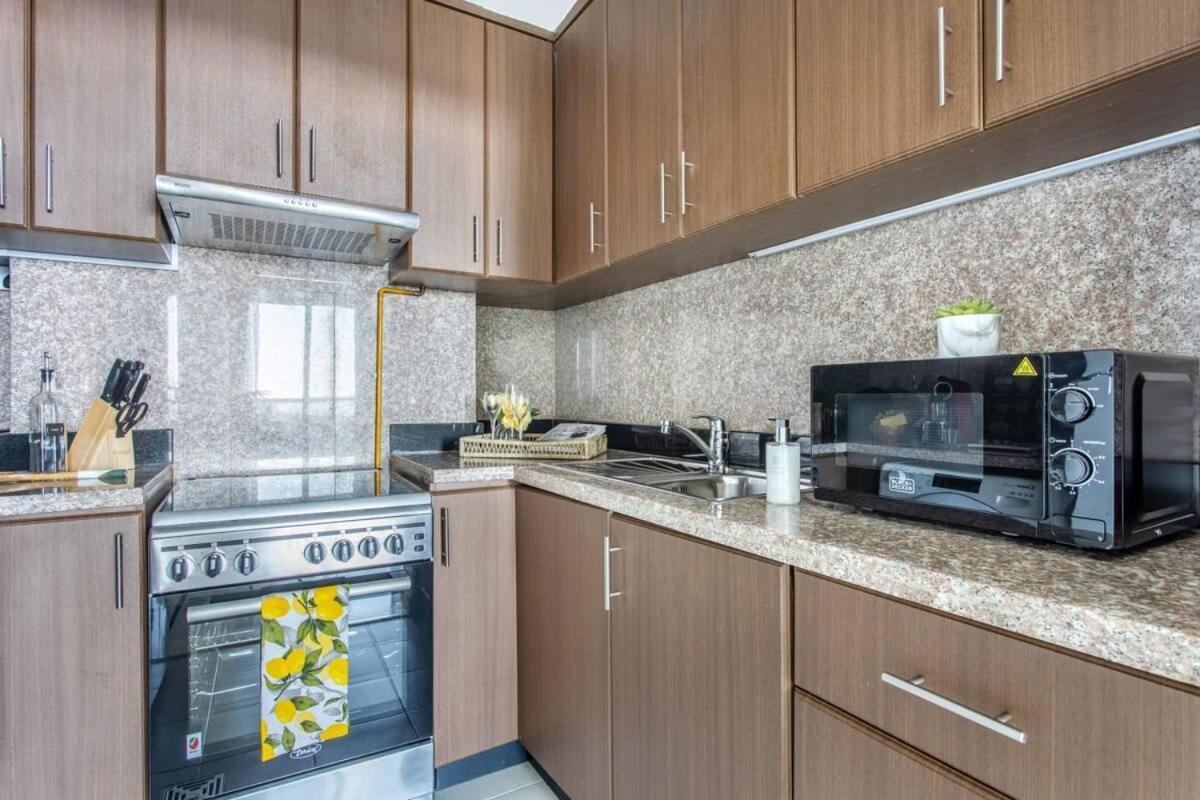 Frank Porter - Fairview Residency Apartment Dubai