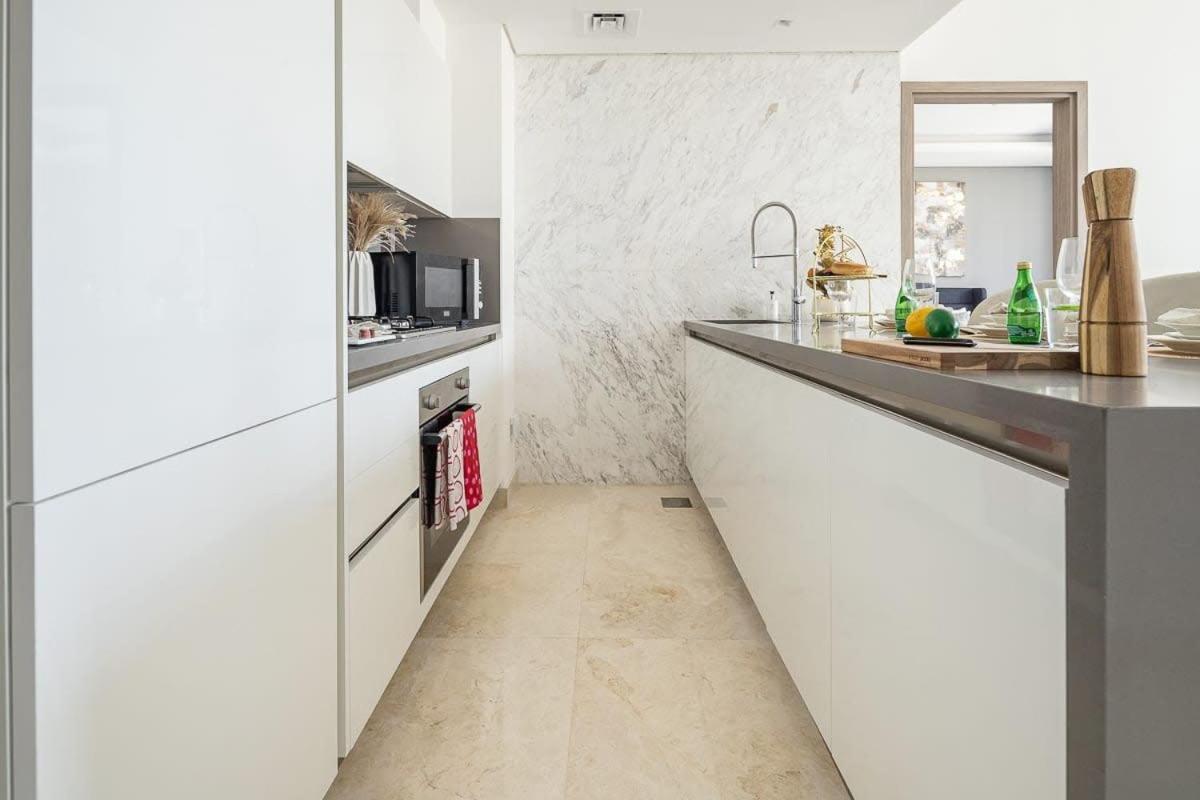 Frank Porter - The Sterling By Omniyat Apartment