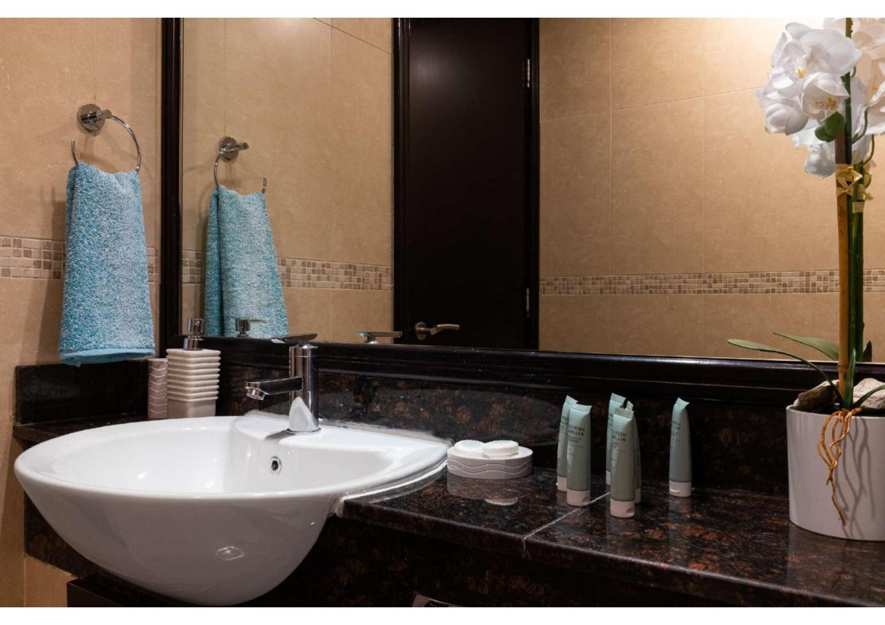 Apartment Elevate Your Lifestyle At Goldcrest Bldg. Dubai