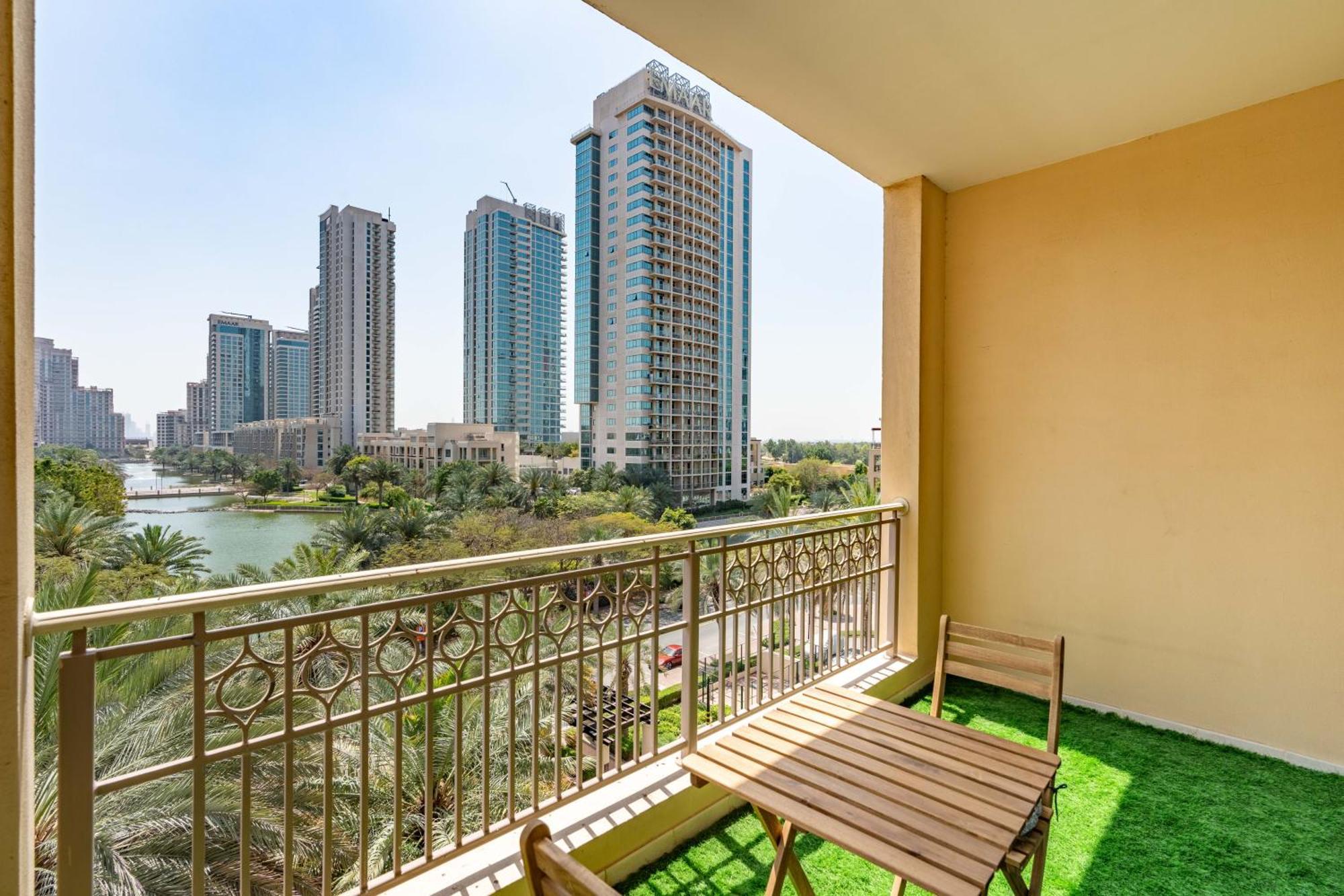 Lux I Tower I Lakes View Apartment