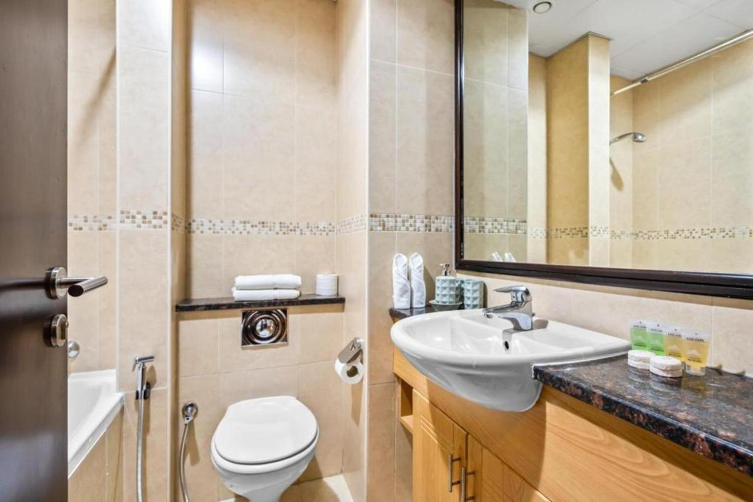 Click - Jlt - & Balcony Lakes View Entire -jn