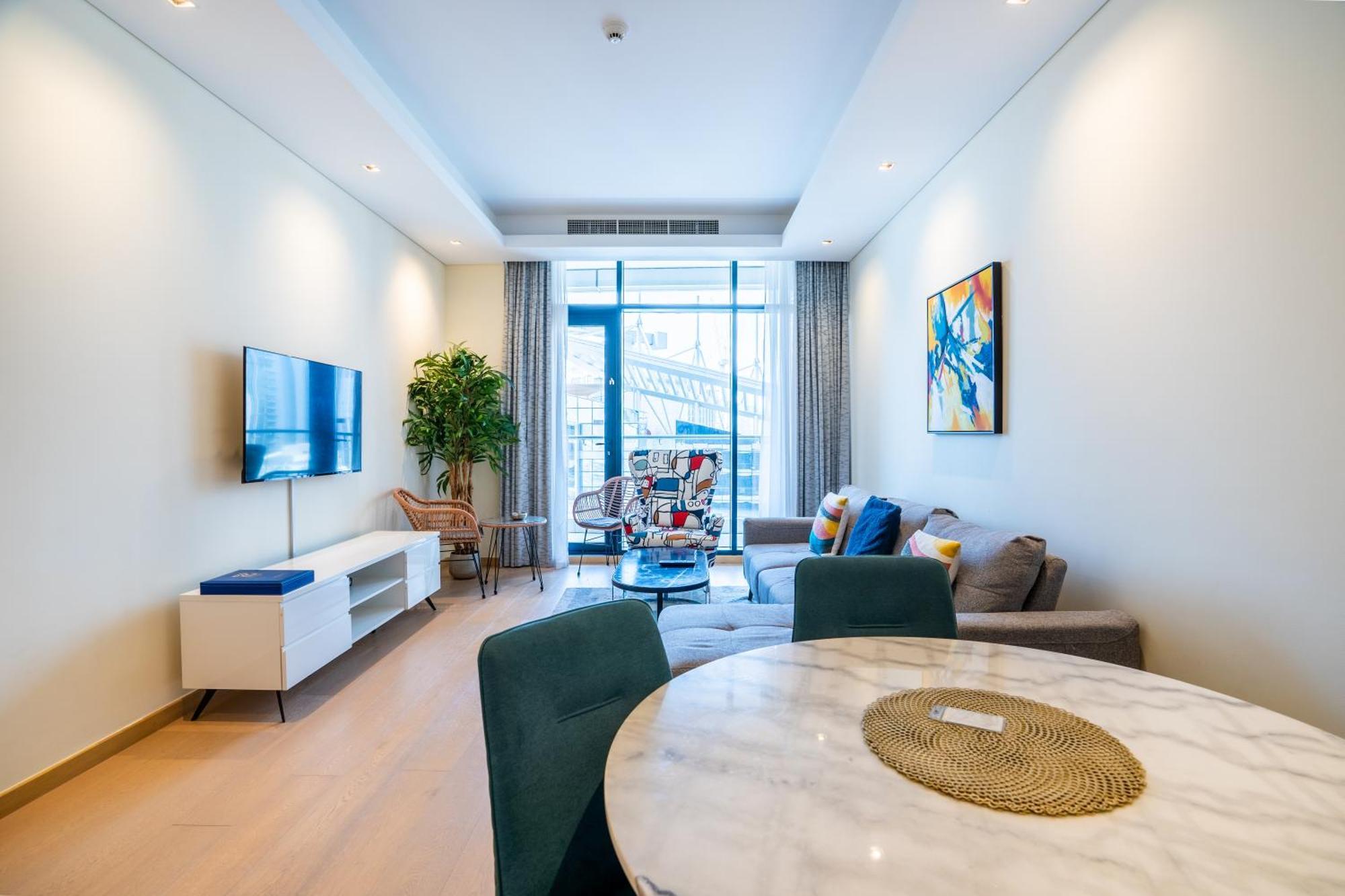 Apartment Rh- Modern Comfort, Bright 1br Near Mall, Views