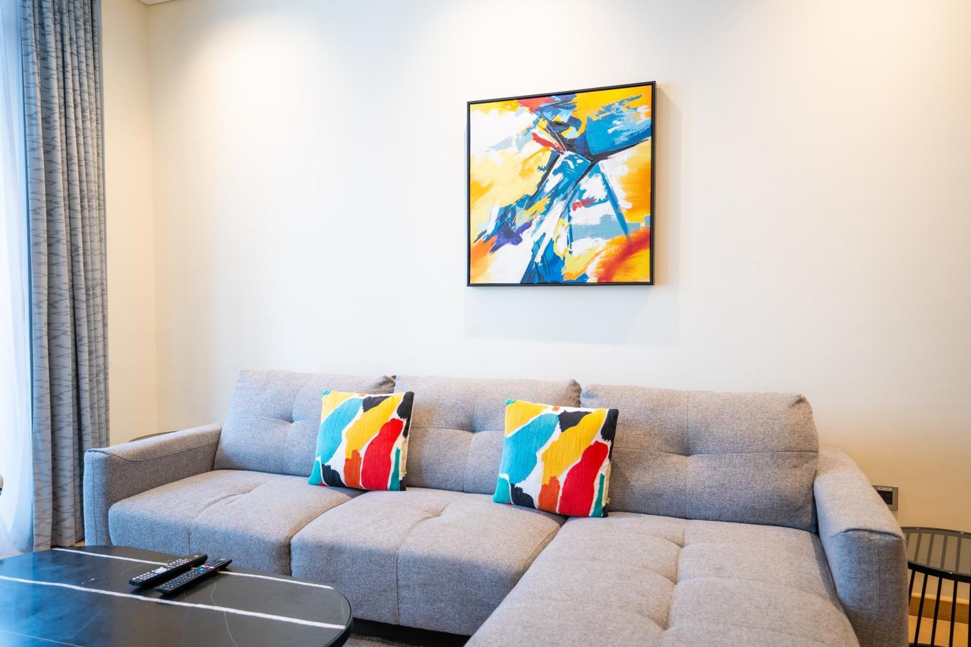 Rh- Modern Comfort, Bright 1br Near Mall, Views * Dubai