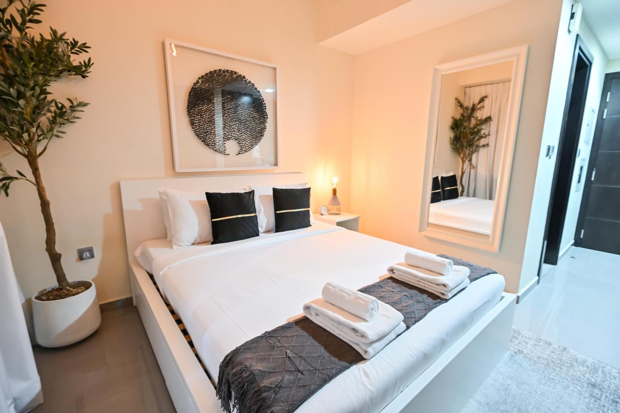 Apartment Chic / Prime Business Bay Location / Spacious Balcony / New Building / Perfect For Solo Travelers, Busy Professionals, Couples *