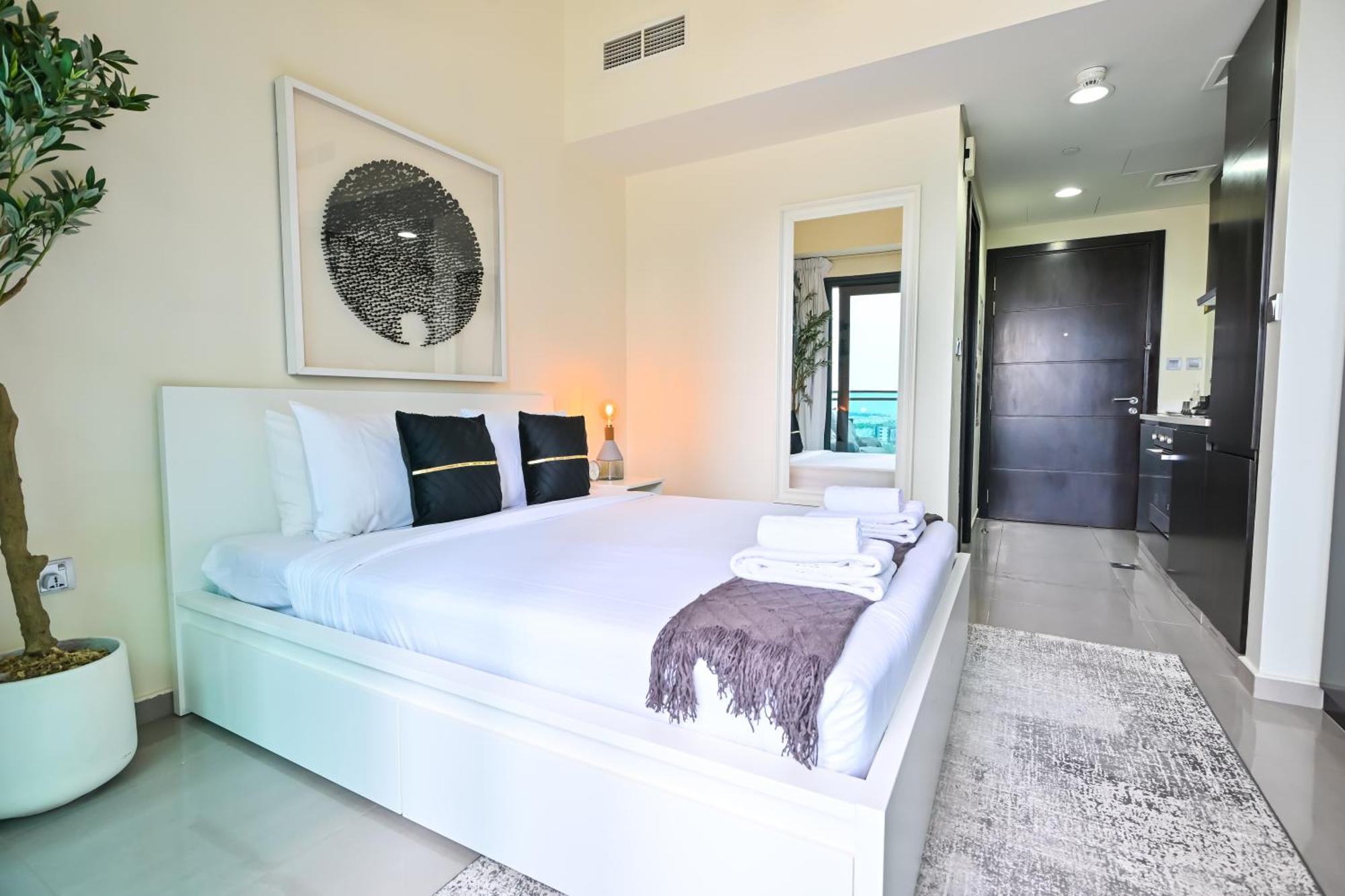 Apartment Chic / Prime Business Bay Location / Spacious Balcony / New Building / Perfect For Solo Travelers, Busy Professionals, Couples *