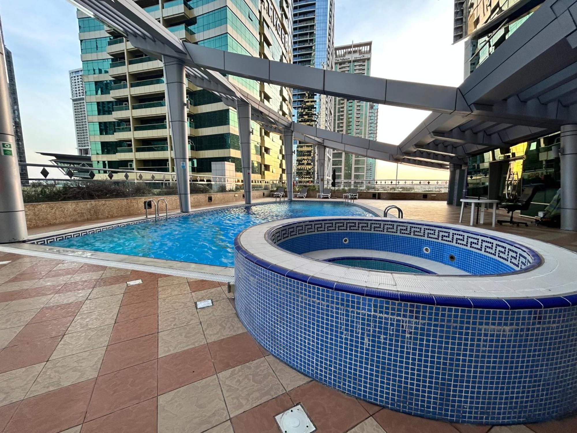 Apartment Skyscraper In Front Of Metro! Jlt