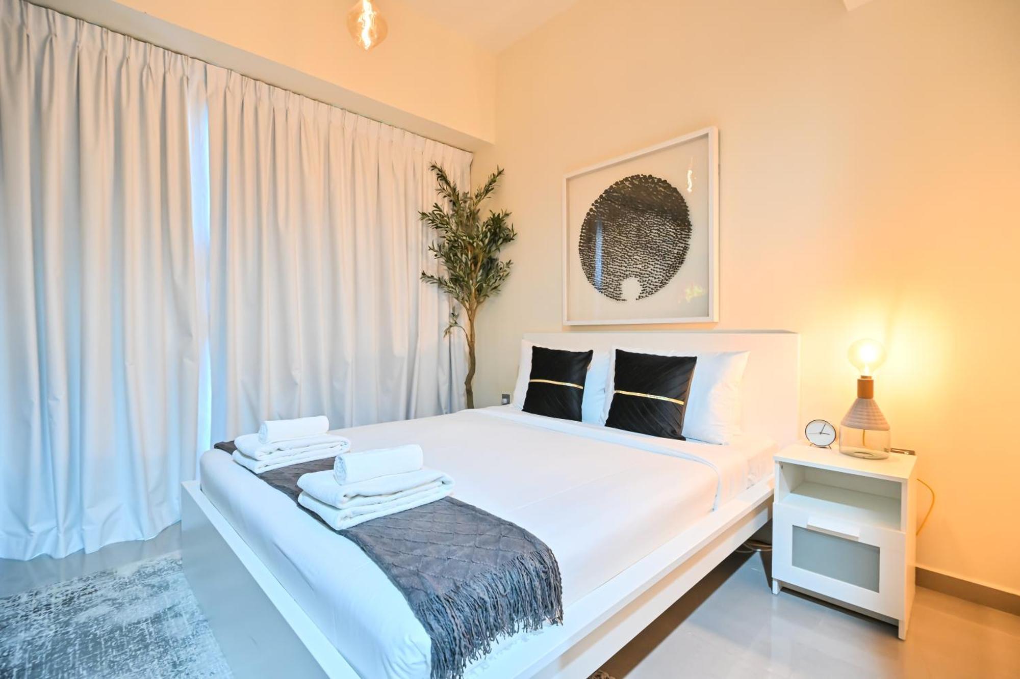 Apartment Chic / Prime Business Bay Location / Spacious Balcony / New Building / Perfect For Solo Travelers, Busy Professionals, Couples *