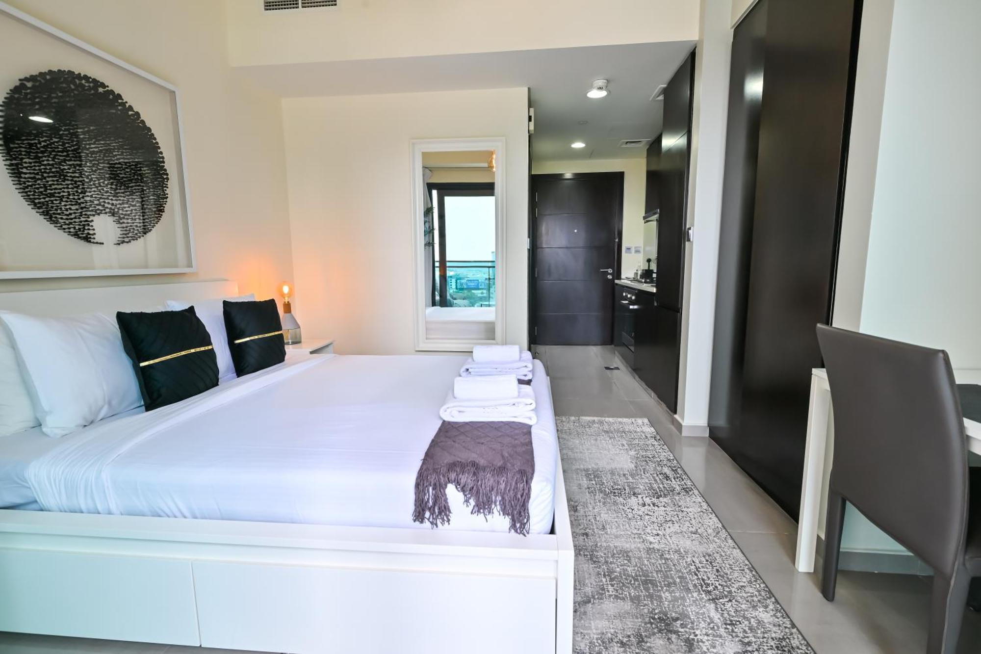 Chic / Prime Business Bay Location / Spacious Balcony / New Building / Perfect For Solo Travelers, Busy Professionals, Couples * Dubai