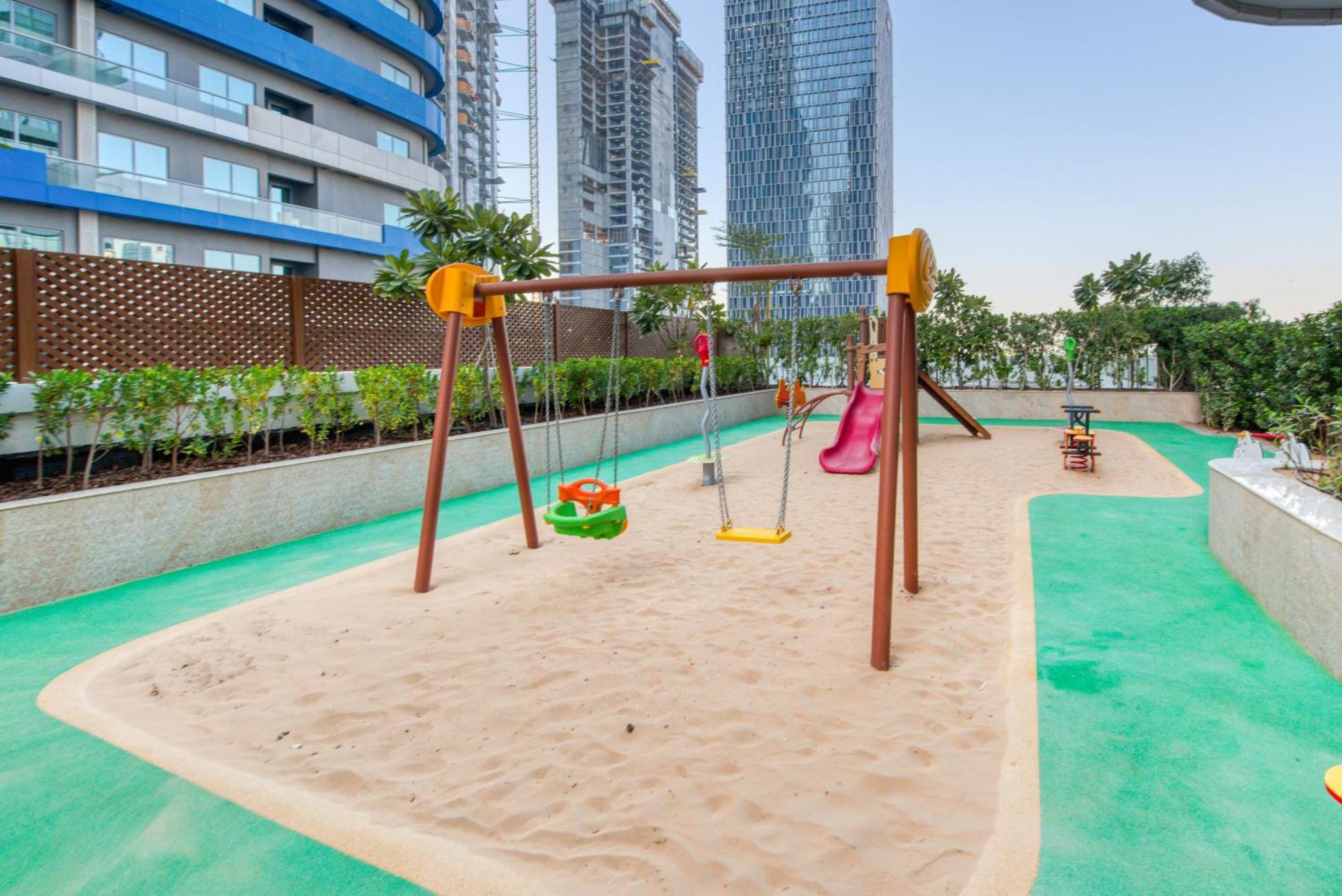 Rh- Downtown Delight, Spacious 01br Near Mall & Burj Khalifa, Rp Heights Apartment