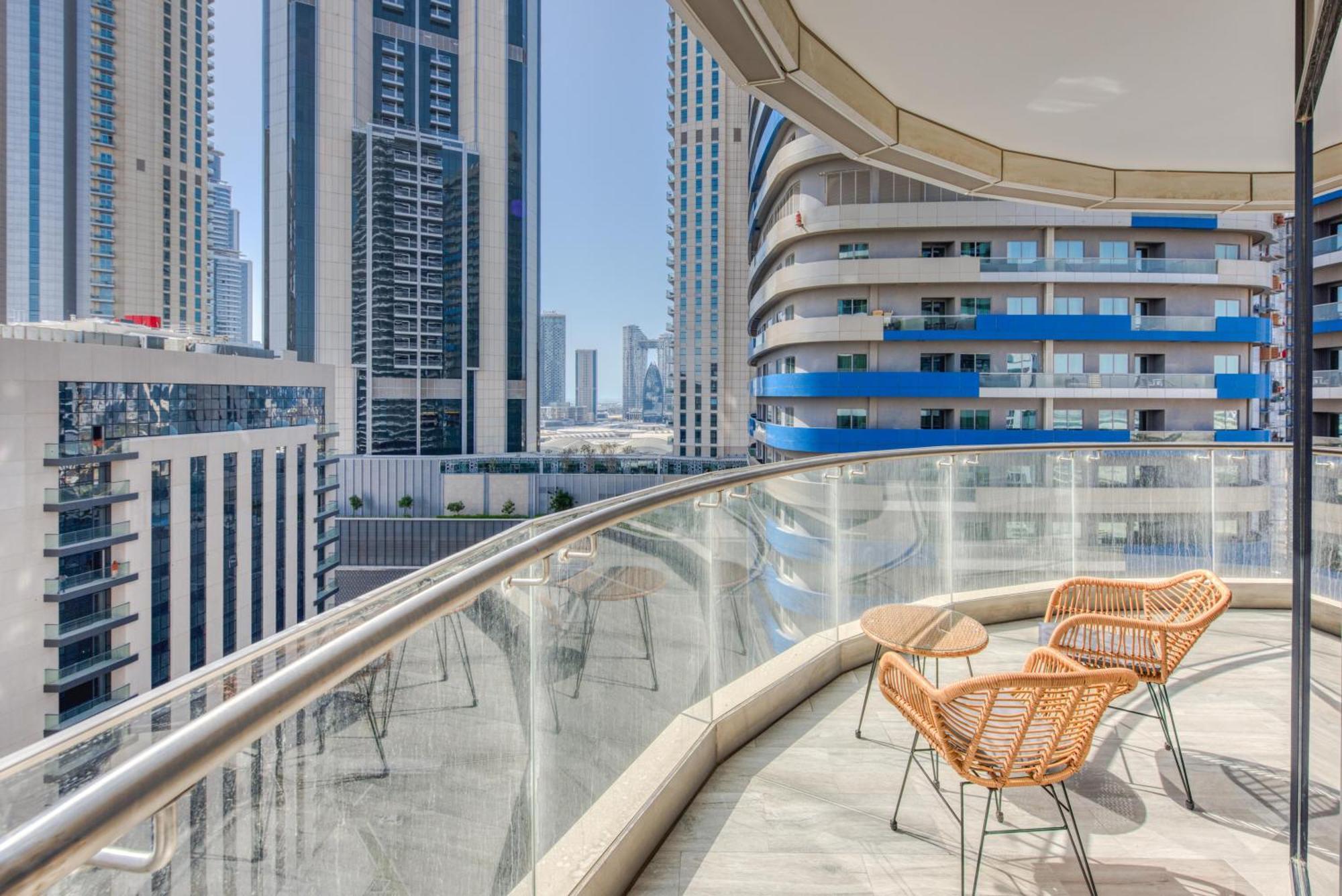 Rh- Downtown Delight, Spacious 01br Near Mall & Burj Khalifa, Rp Heights *