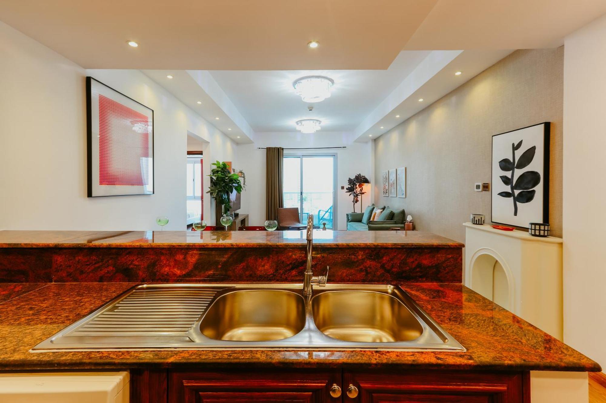 Marina Delight: Spacious Retreat For Groups Apartment