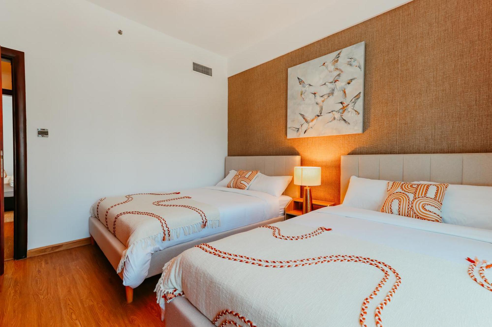 Marina Delight: Spacious Retreat For Groups Apartment