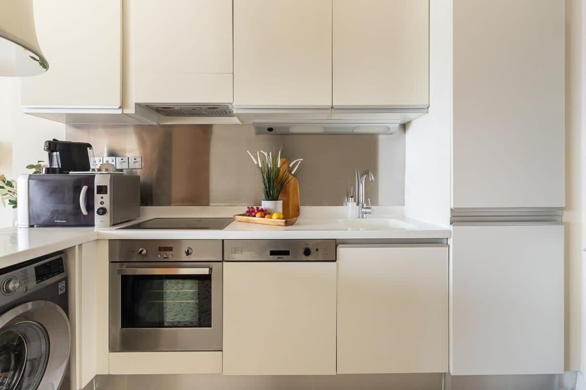 Frank Porter - Emaar Residences Fashion Avenue Apartment
