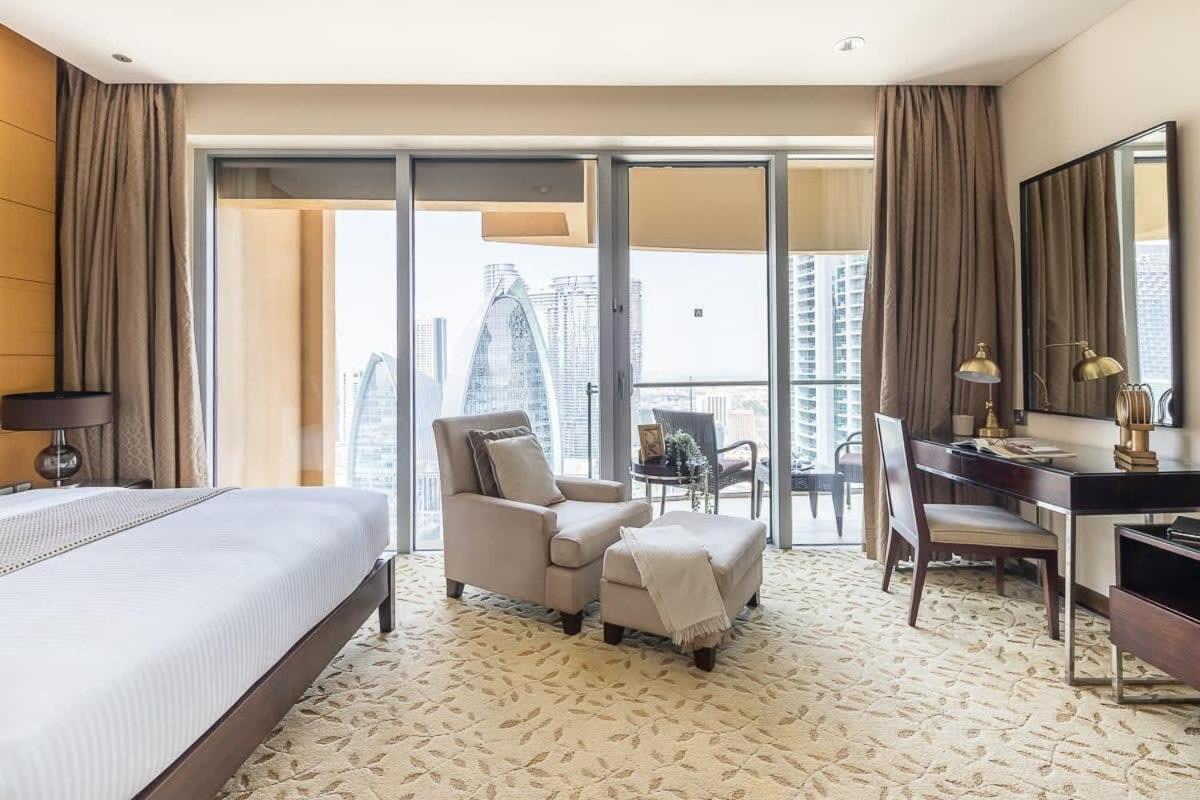 Frank Porter - Emaar Residences Fashion Avenue Apartment *