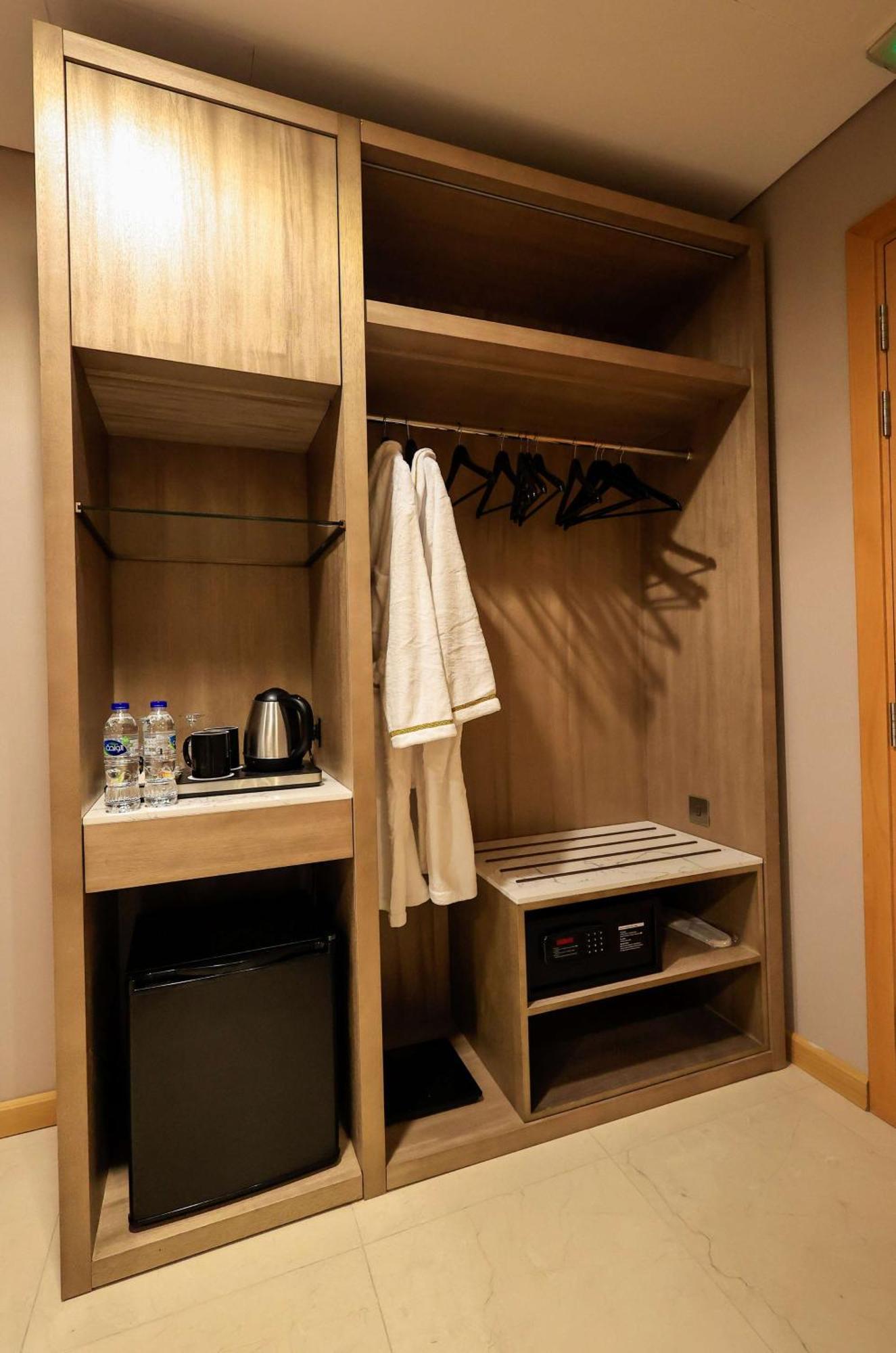Western Premier M Four 4*