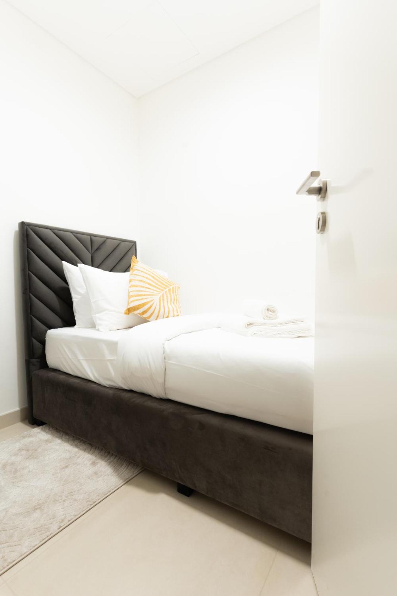 Apartment Luxury 3 Bedroom Corner - Stunning 270 Degrees Views - Burj & Fountain Views! 3 Balconies, 5 Minute Walk To Mall, Great Gym, Yoga